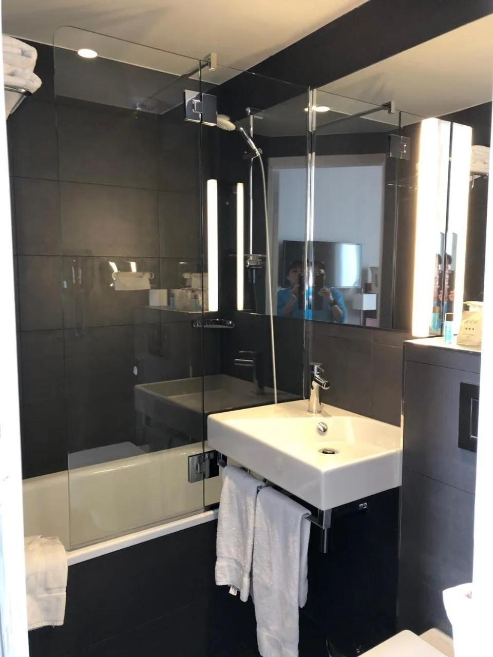 Bathroom in Hôtel Charing Cross