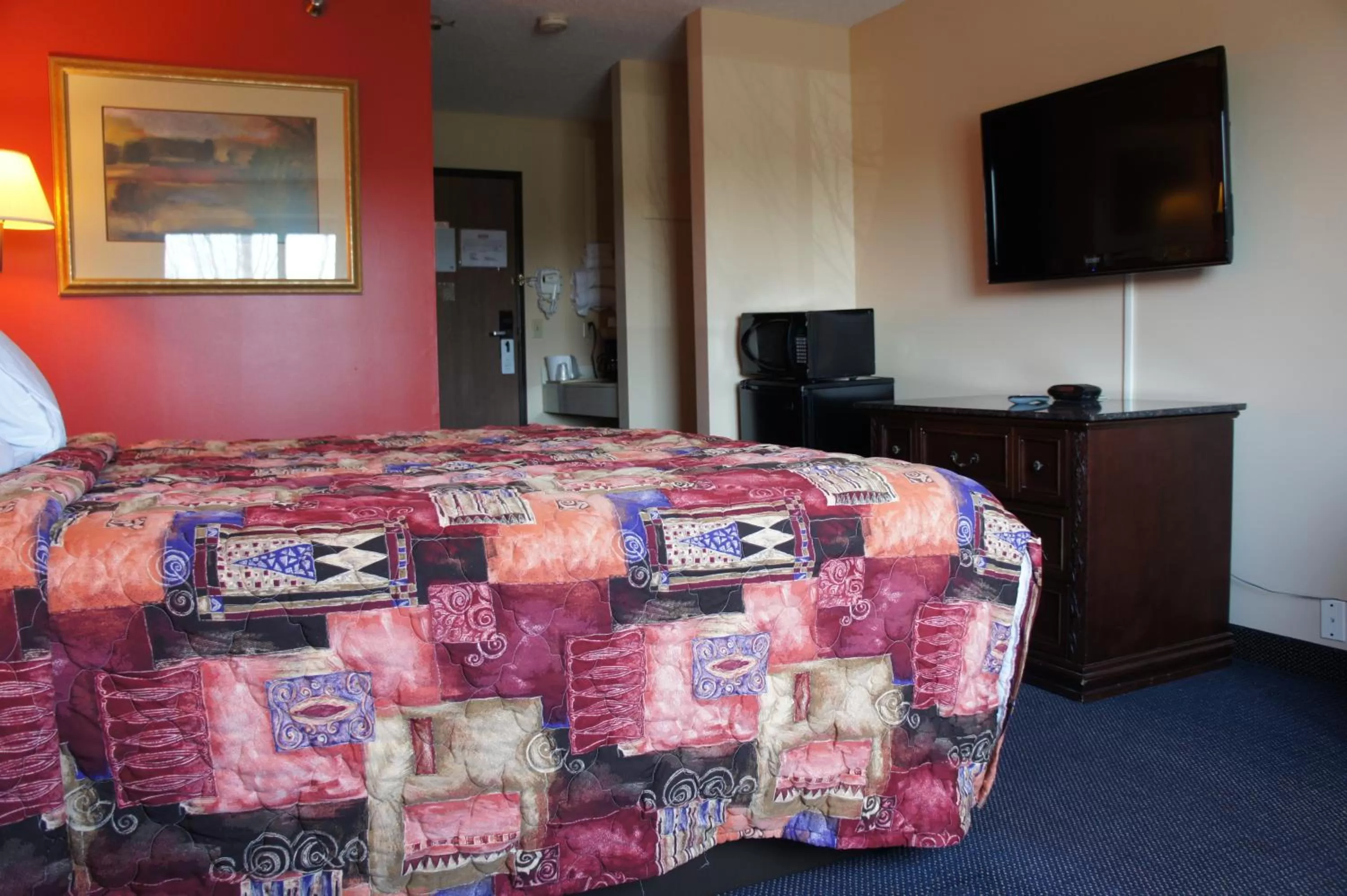 Photo of the whole room, Bed in Coratel Inn and Suites Maple Grove