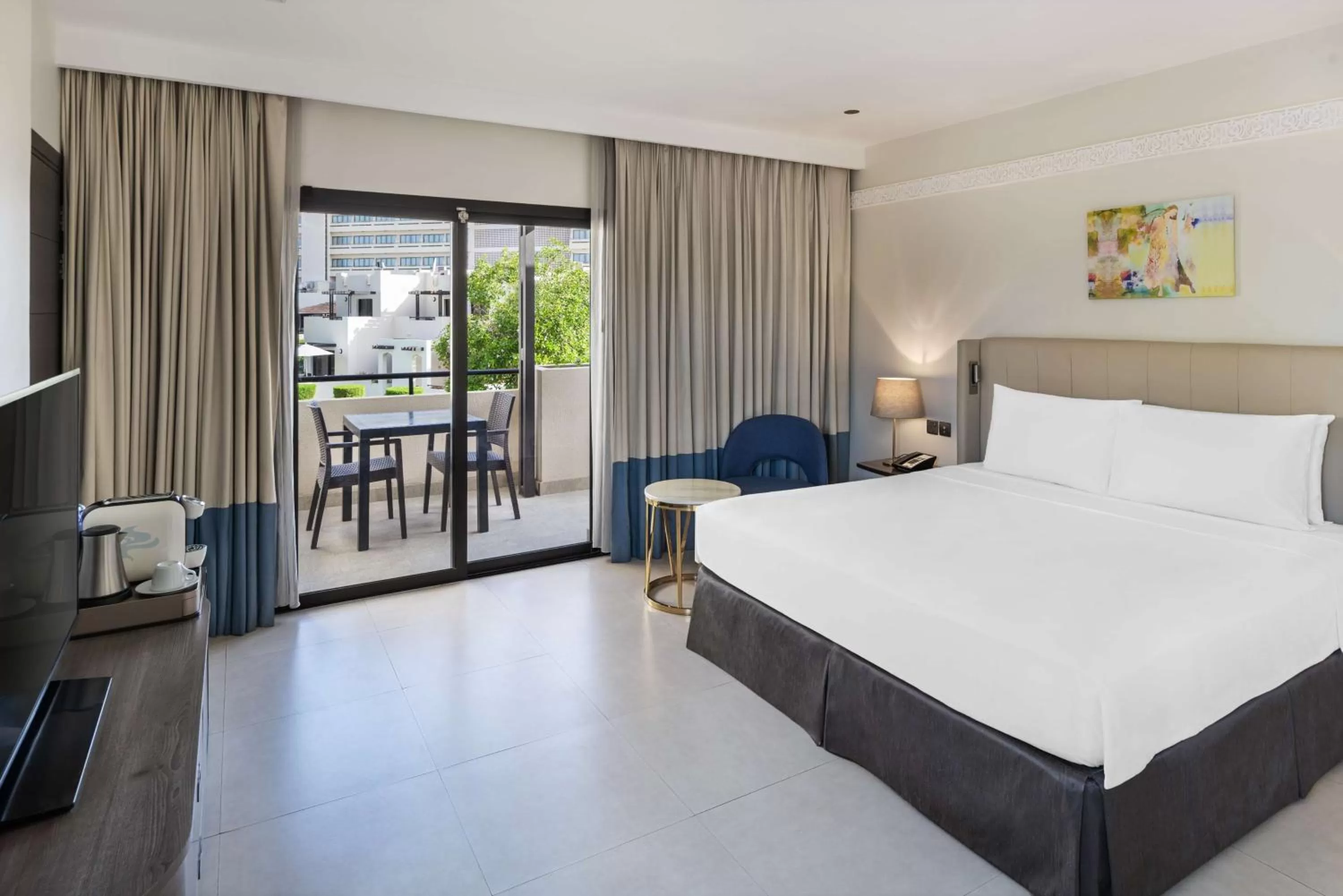 TV and multimedia, Bed in Radisson Blu Hotel & Resort, Al Ain