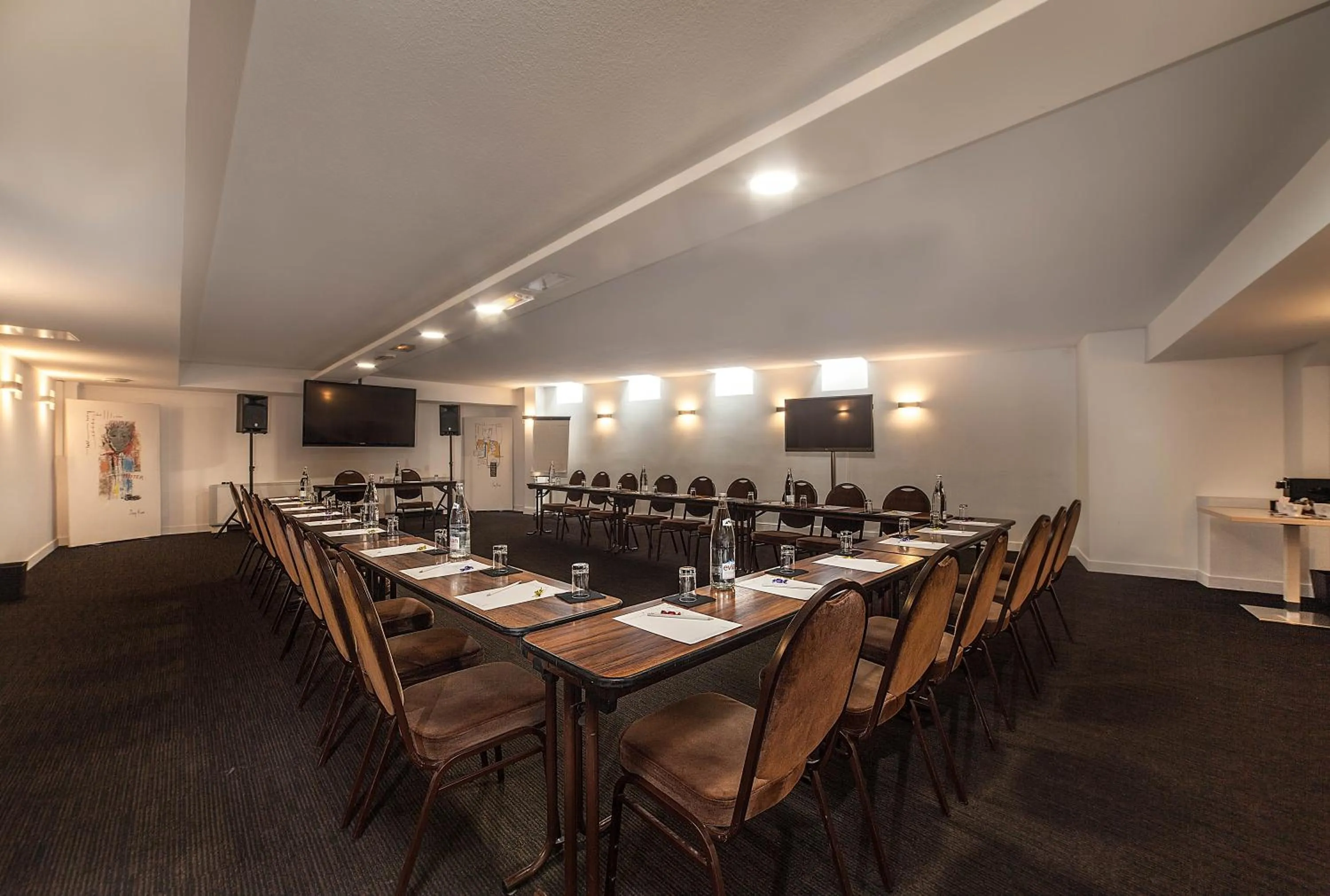 TV and multimedia in Hôtel Montaigne & Spa - Cannes Centre