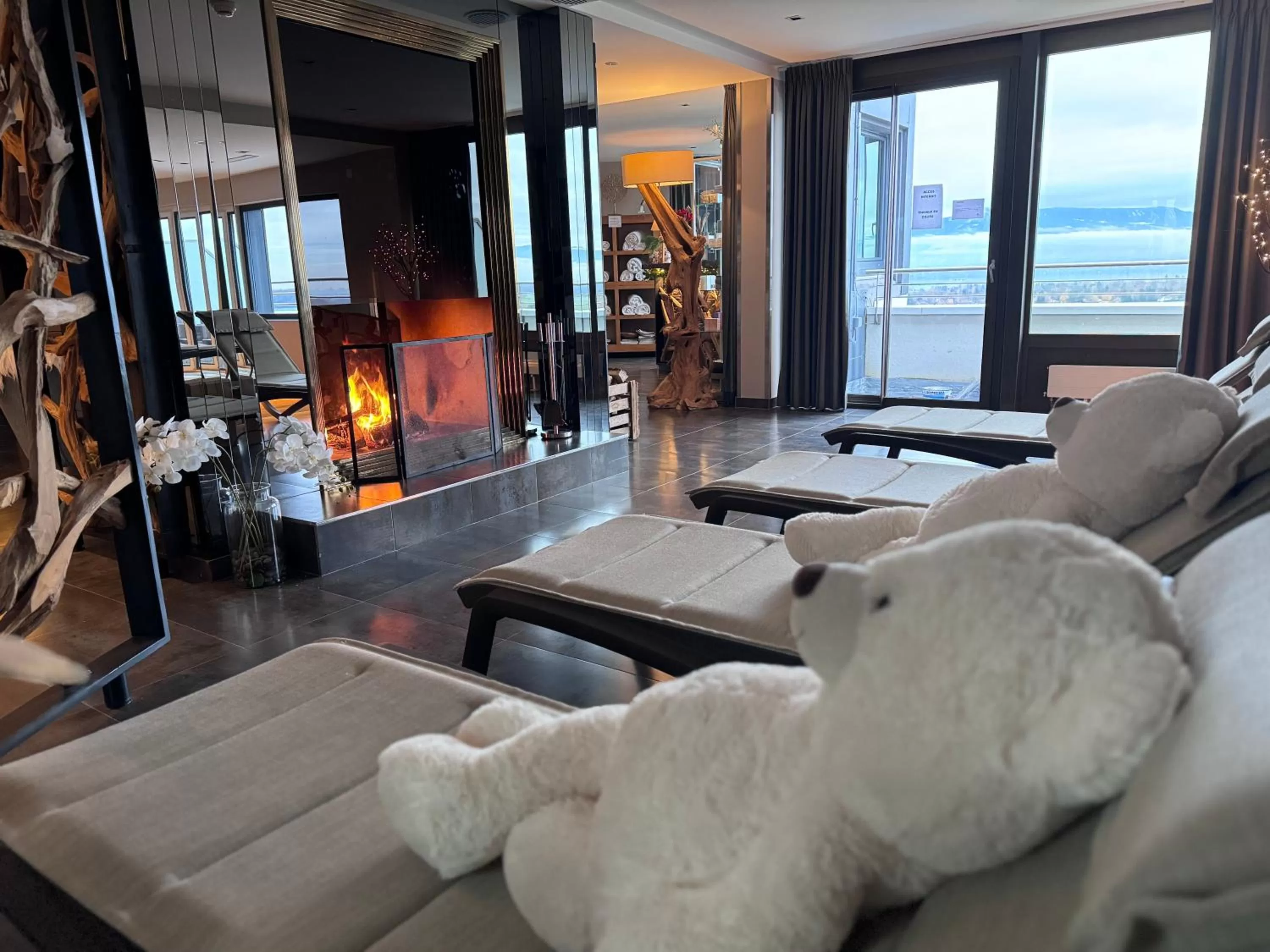 Living room in Everness Hotel & Resort