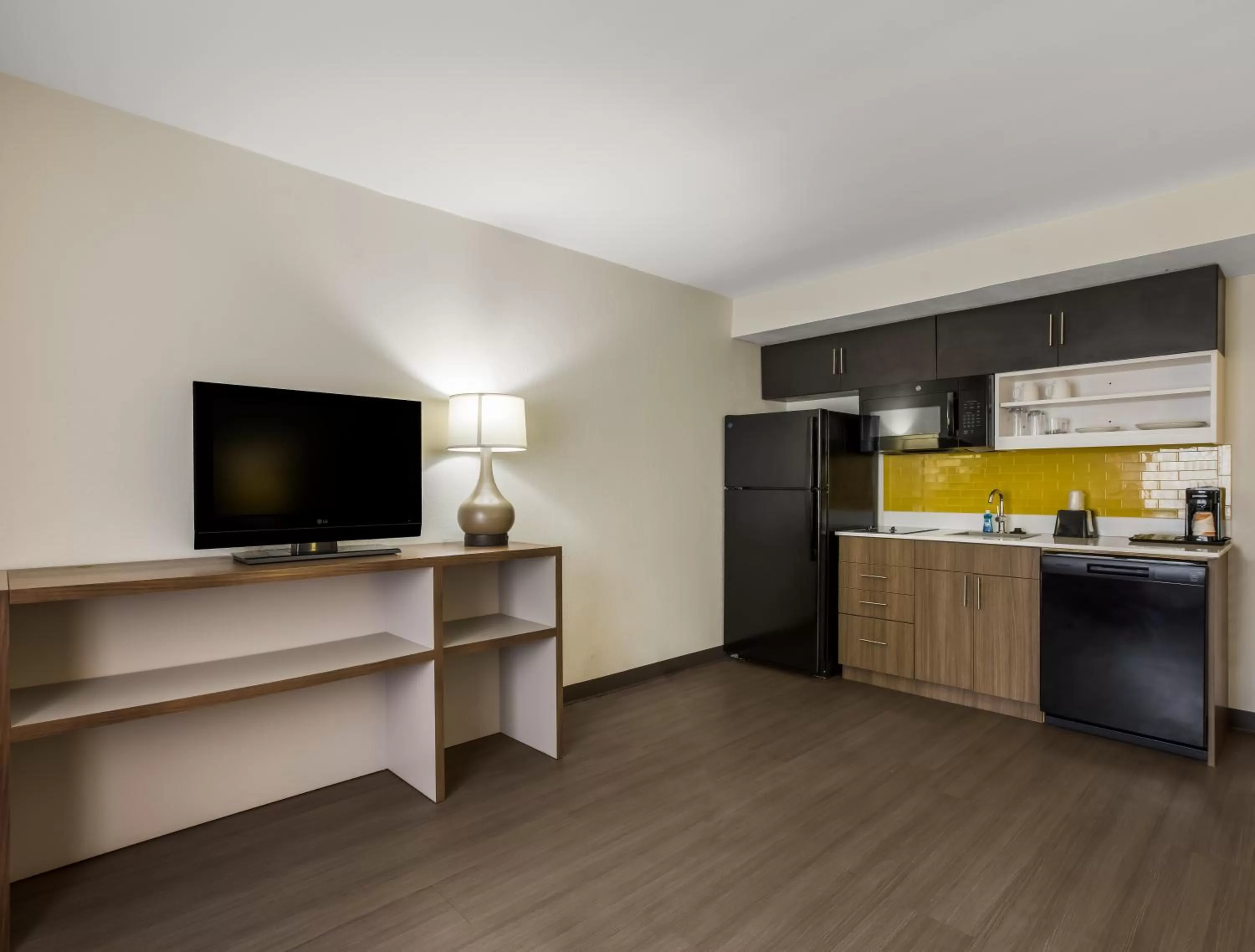 Kitchen or kitchenette in MainStay Suites Savannah Midtown