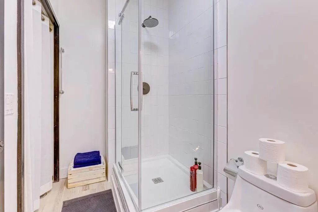 Shower in Mountain Retreat, Pool & Hot Tub, BBQ, Patio, King Bed, Sleeps 6!