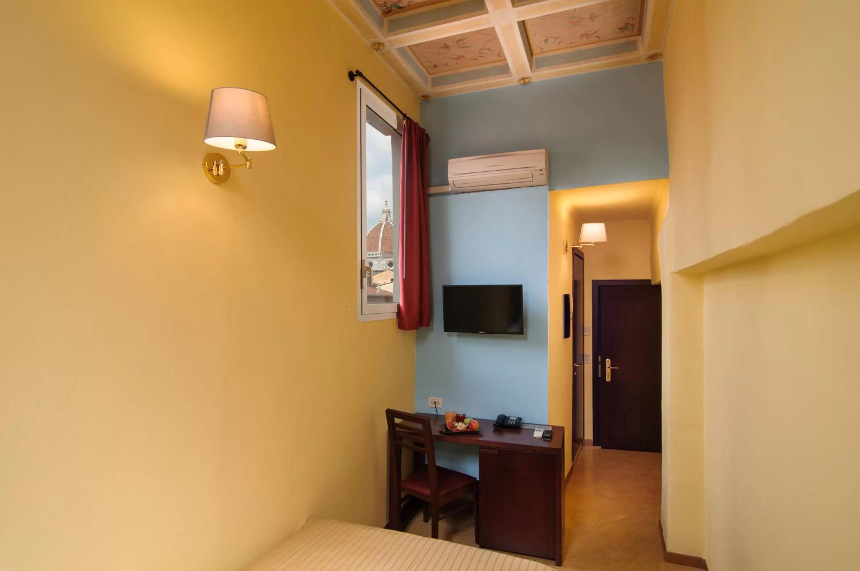 Coffee/tea facilities in Hotel Cardinal of Florence - recommended for ages 25 to 55