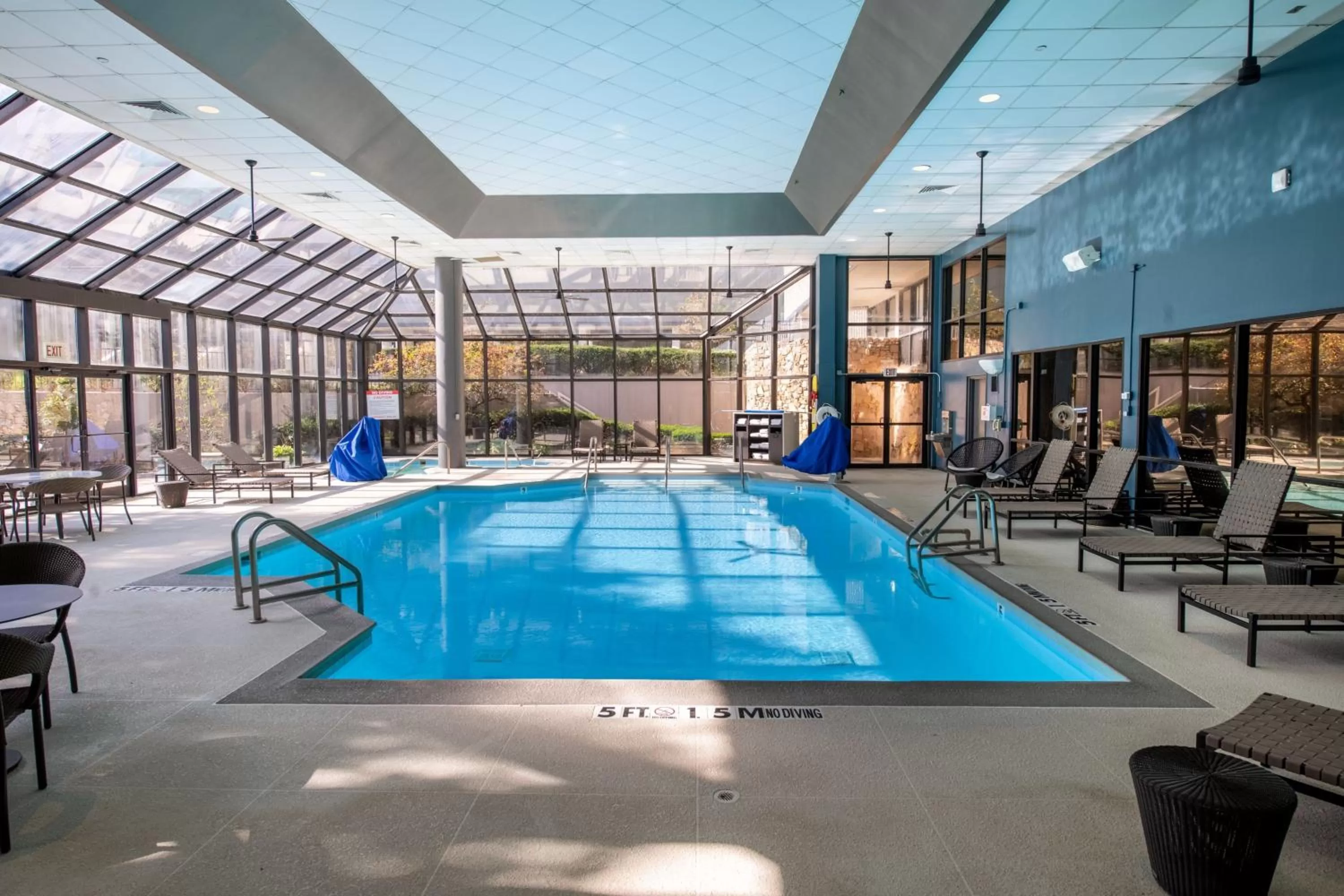 Swimming pool in Marriott Lexington Griffin Gate Golf Resort & Spa