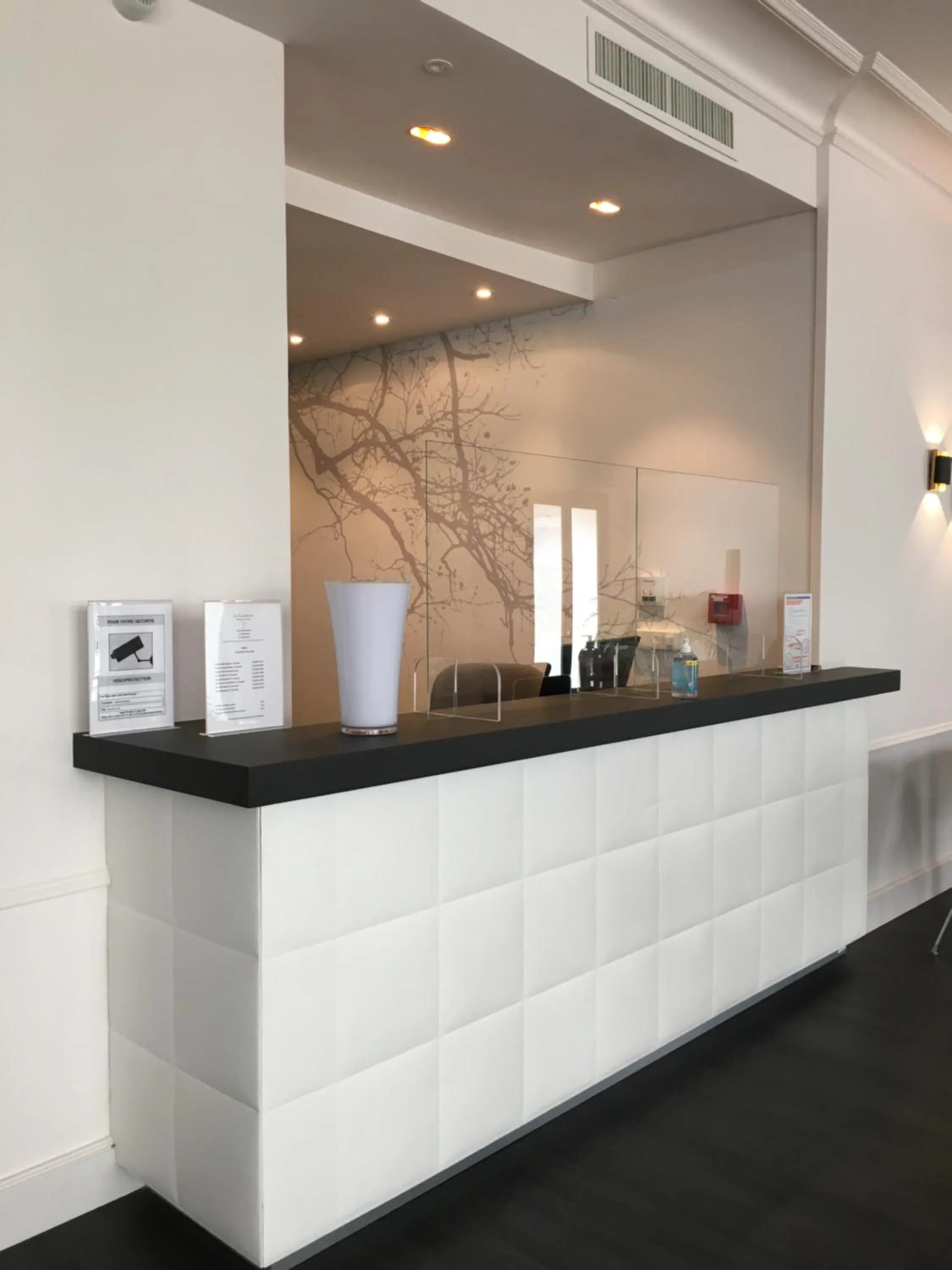 Lobby or reception in Hôtel Le Canberra