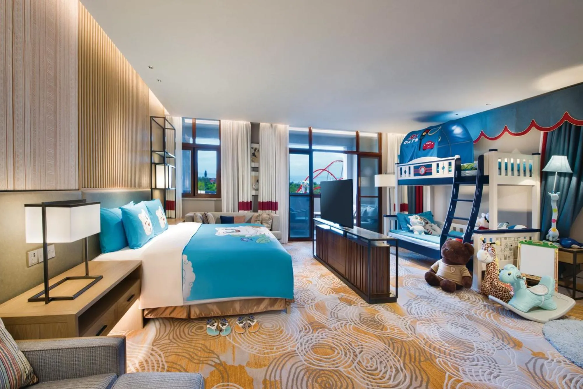 Photo of the whole room, Bed in Crowne Plaza - Kunming Ancient Dian Town by IHG