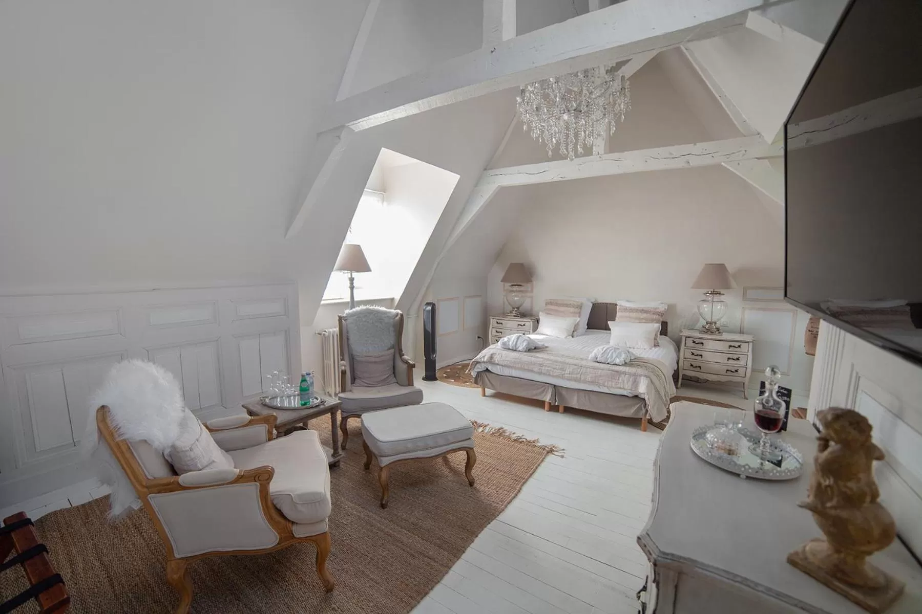 Photo of the whole room, Bed in Bienvenue Chez Nous