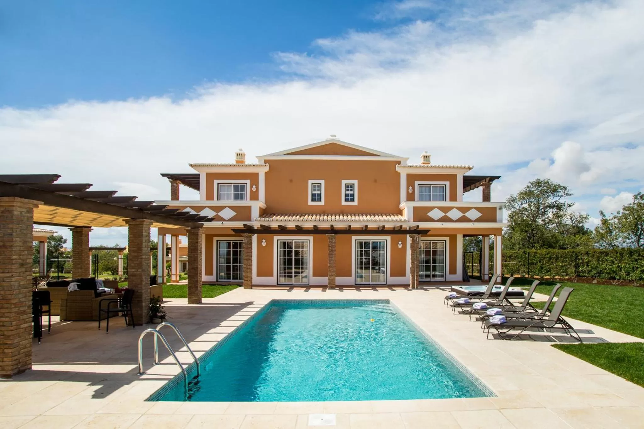 Property building in Colina da Lapa & Villas