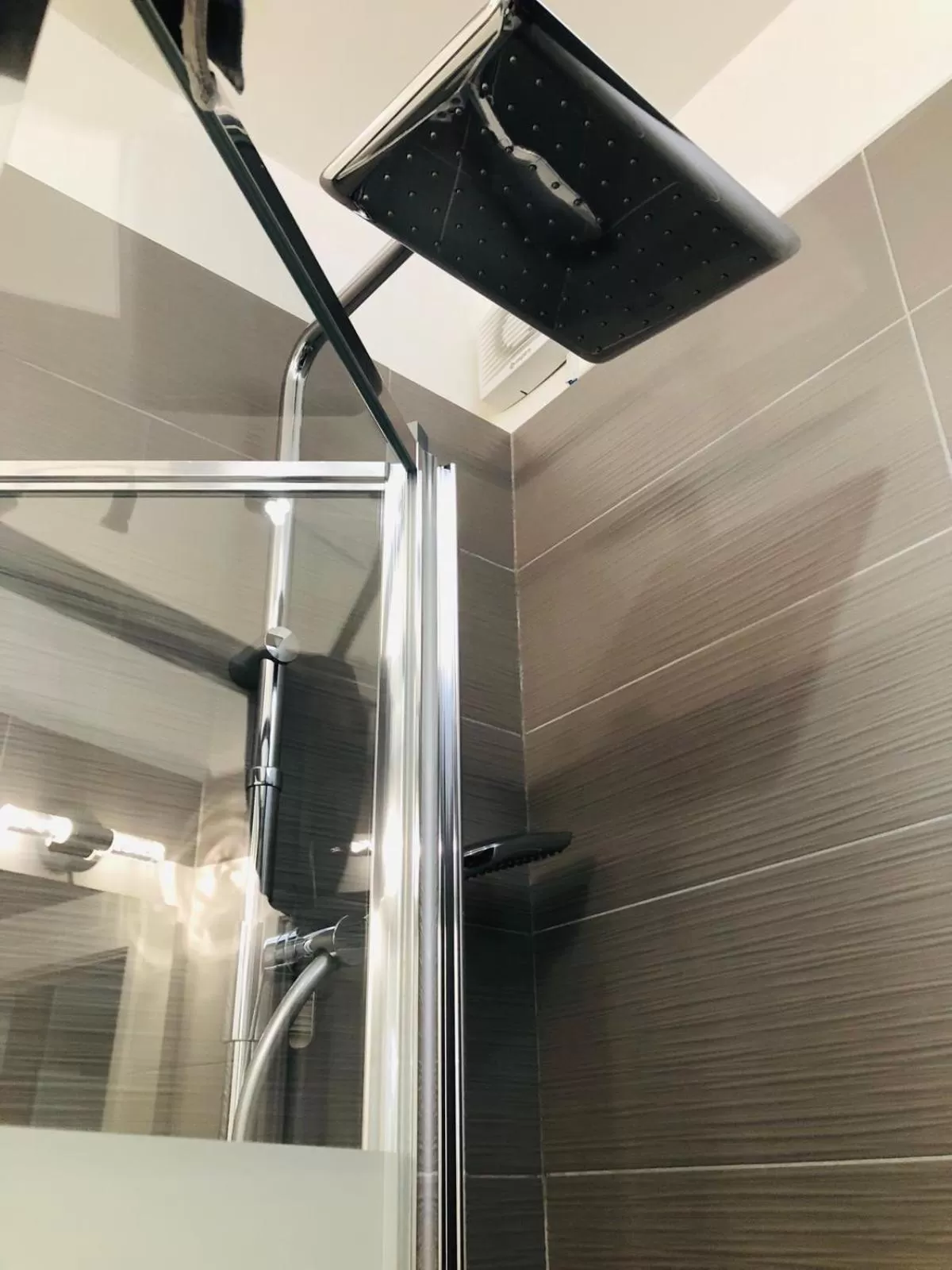 Shower, TV/Entertainment Center in Mapi Room