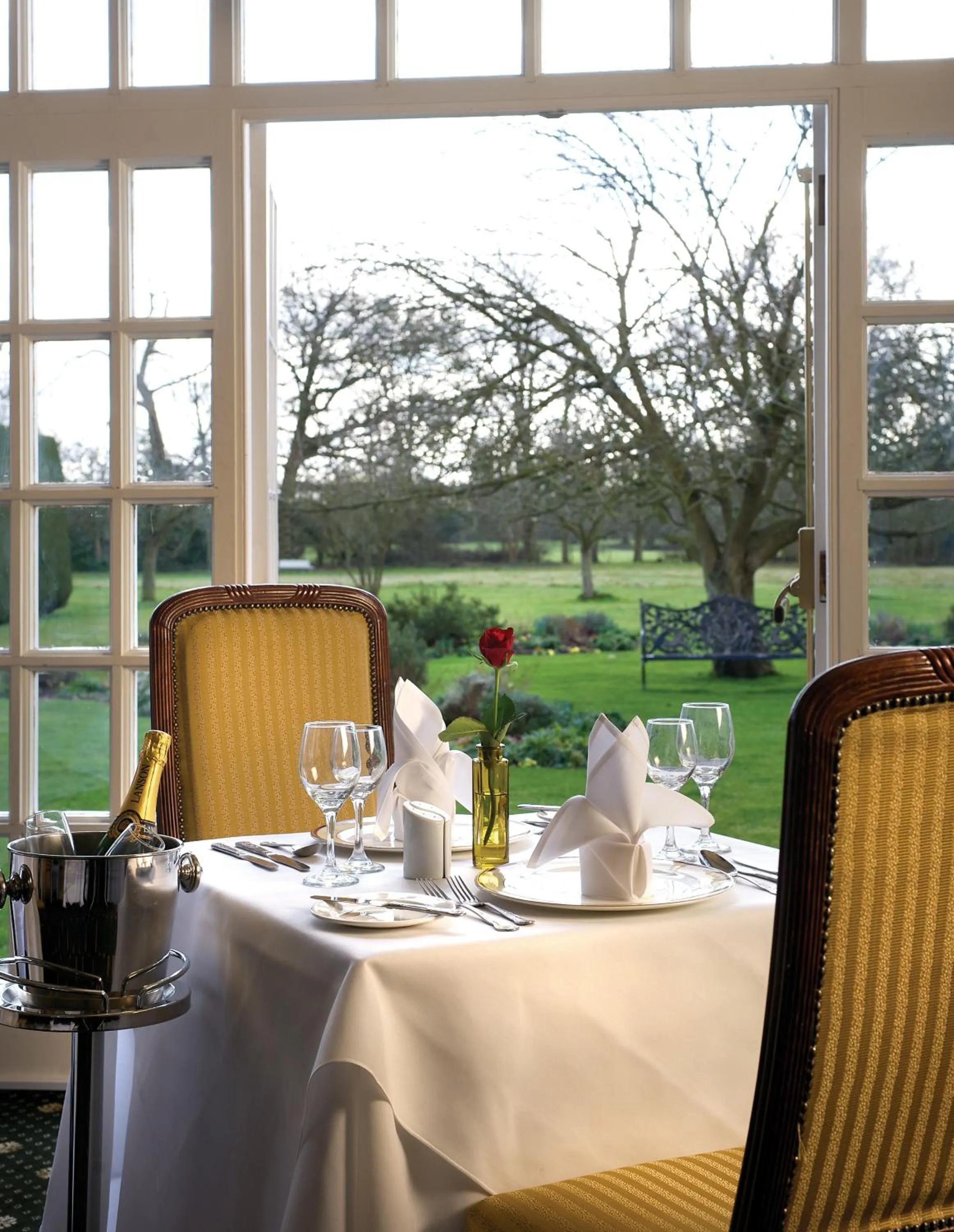 Restaurant/places to eat in Grovefield House Hotel By Uno