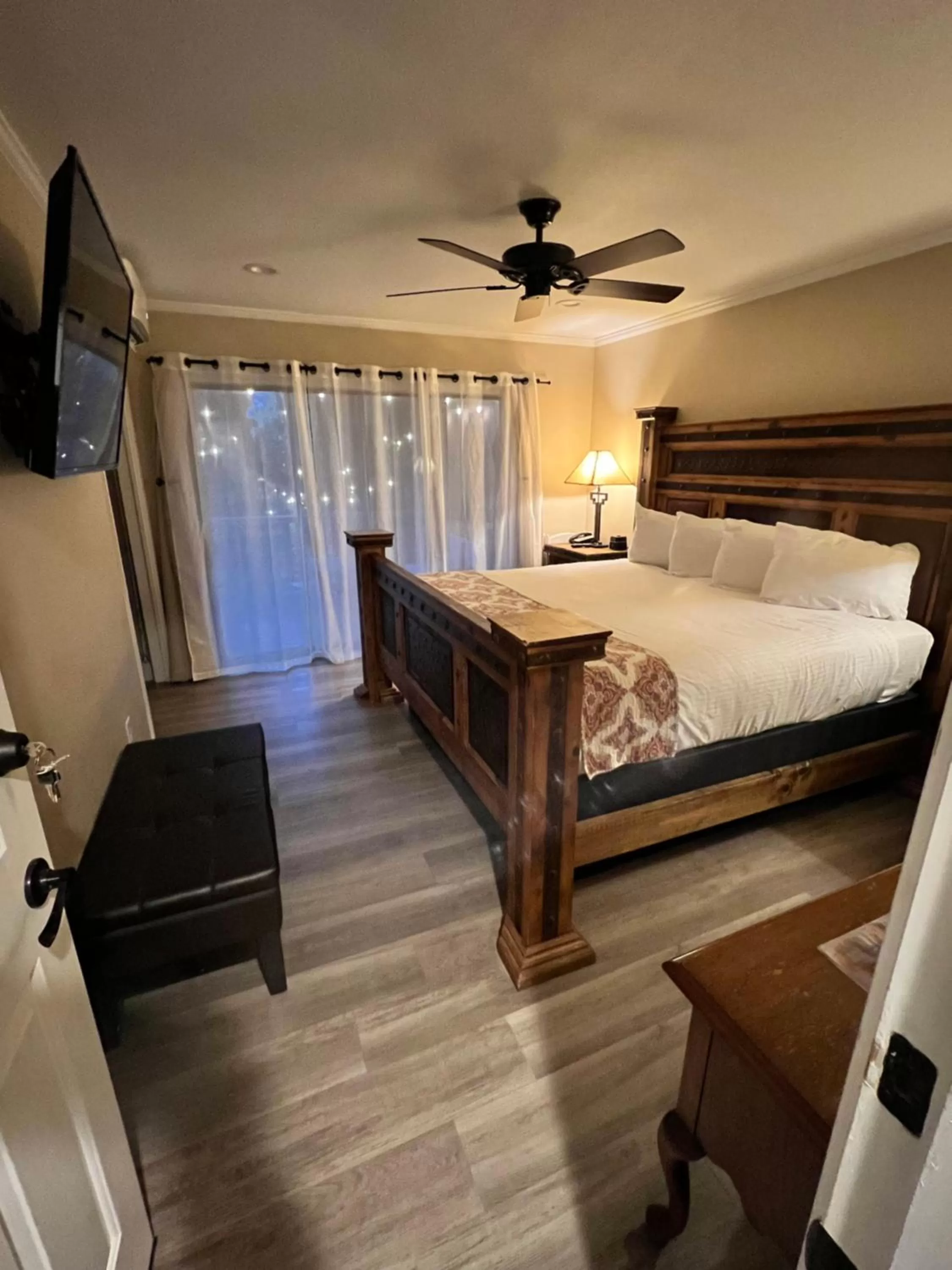 Bed in Lantern Light Inn - Romantic Getaway