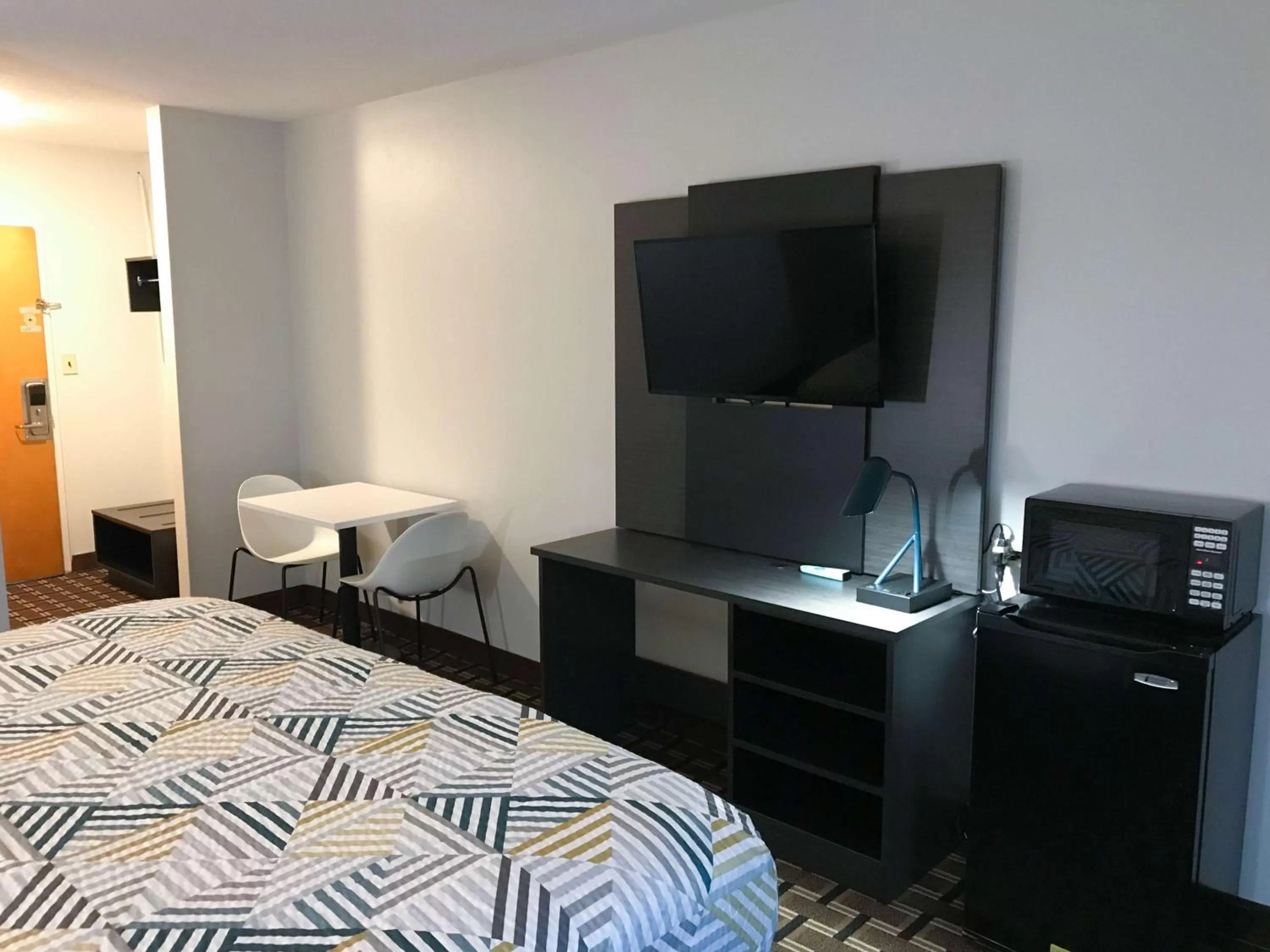 TV and multimedia, Bed in Studio 6 Suites Tupelo, MS