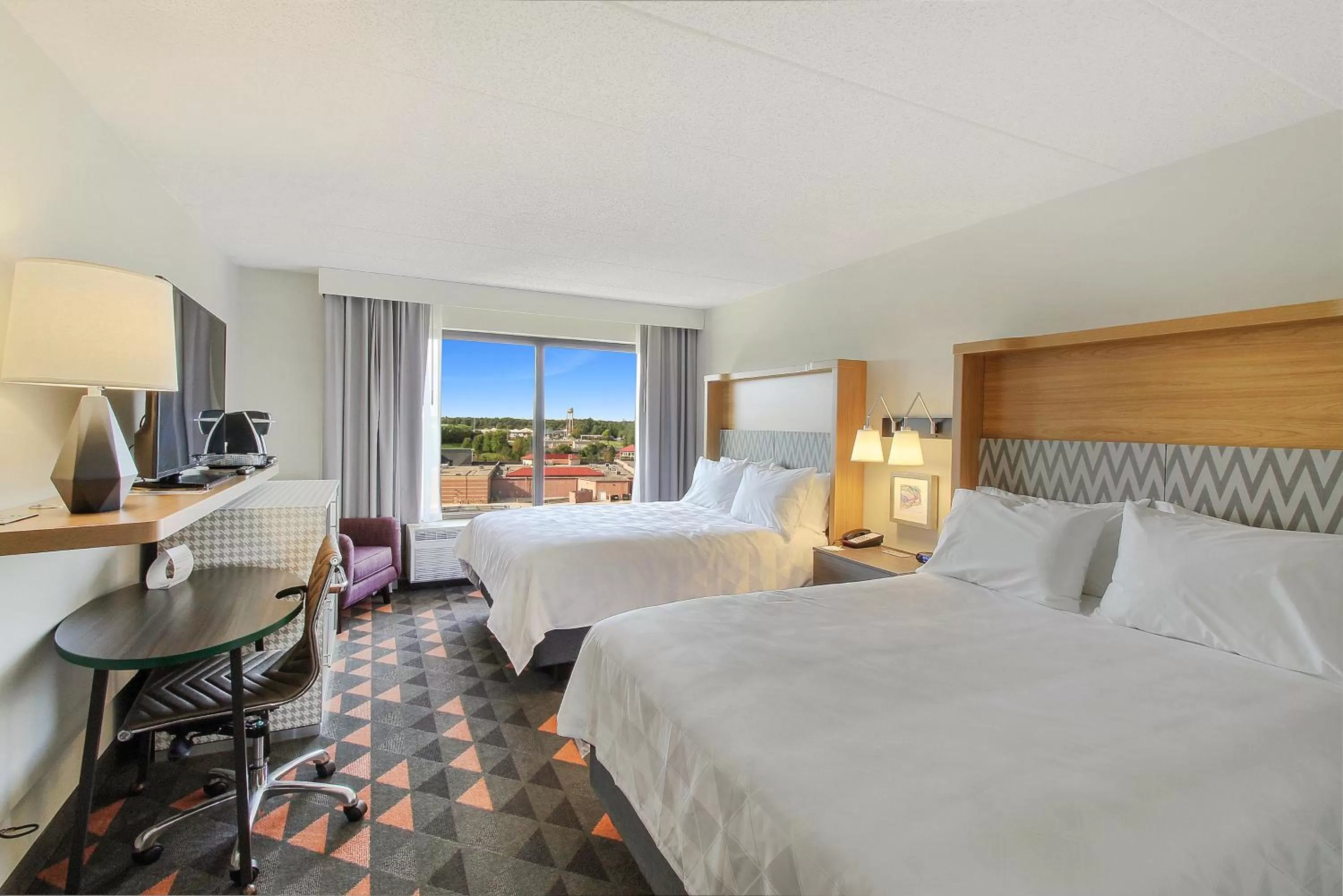 Photo of the whole room, Bed in Holiday Inn Chicago Nw Crystal Lk Conv Ctr by IHG