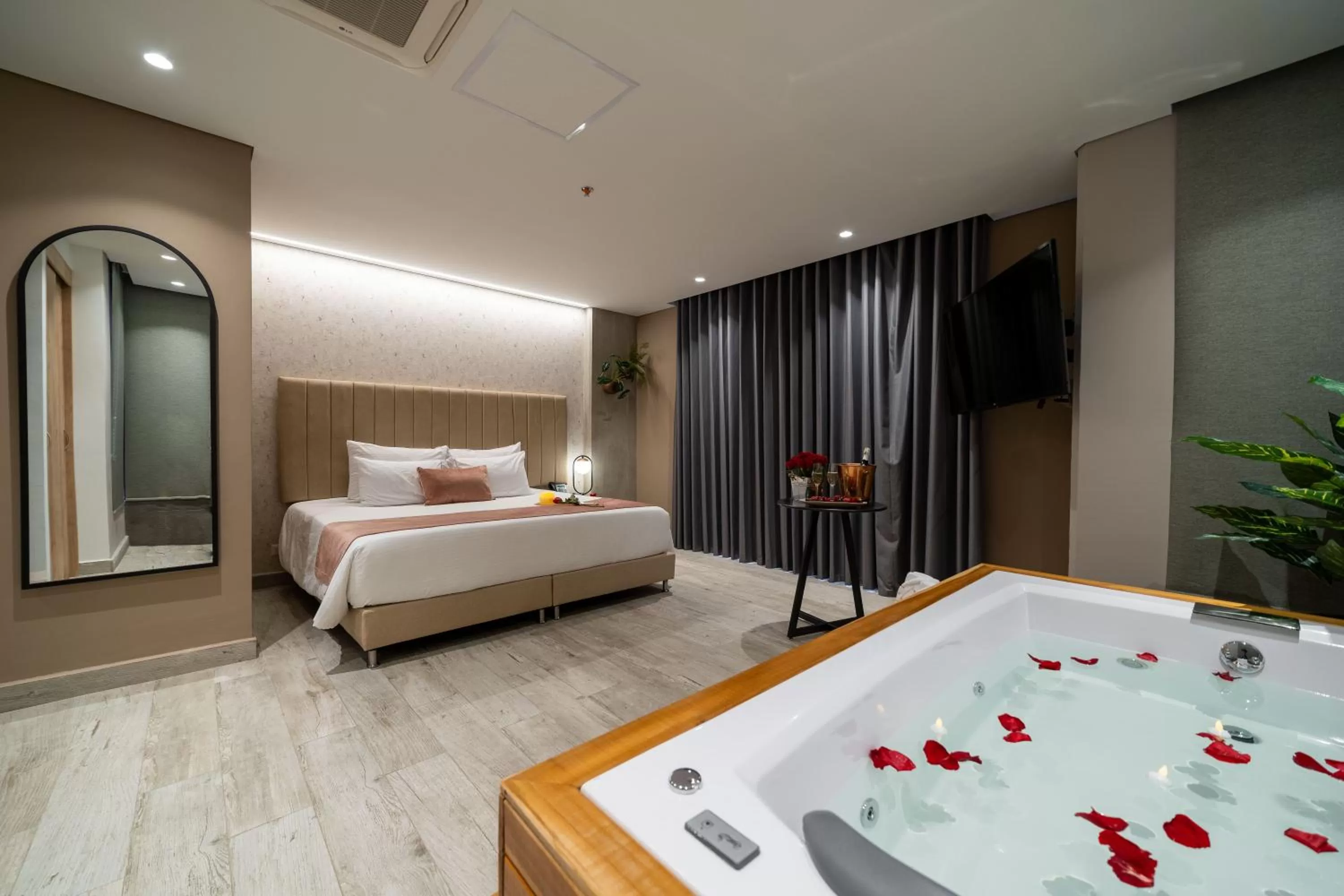 Photo of the whole room, Bed in Eutopiq Hotel