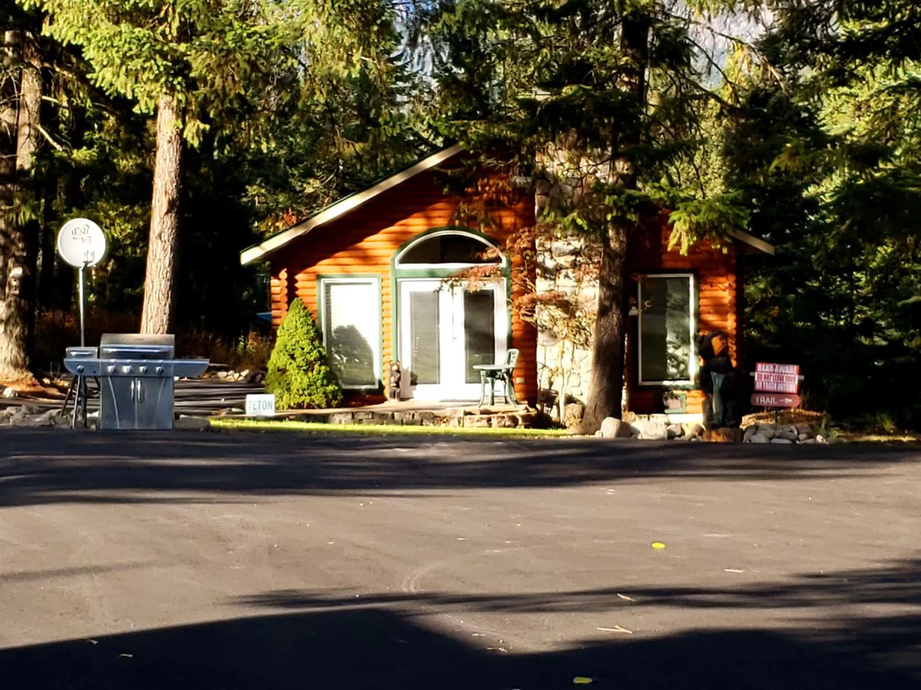 Two-Bedroom Chalet in Riverfront Motel & Cabins