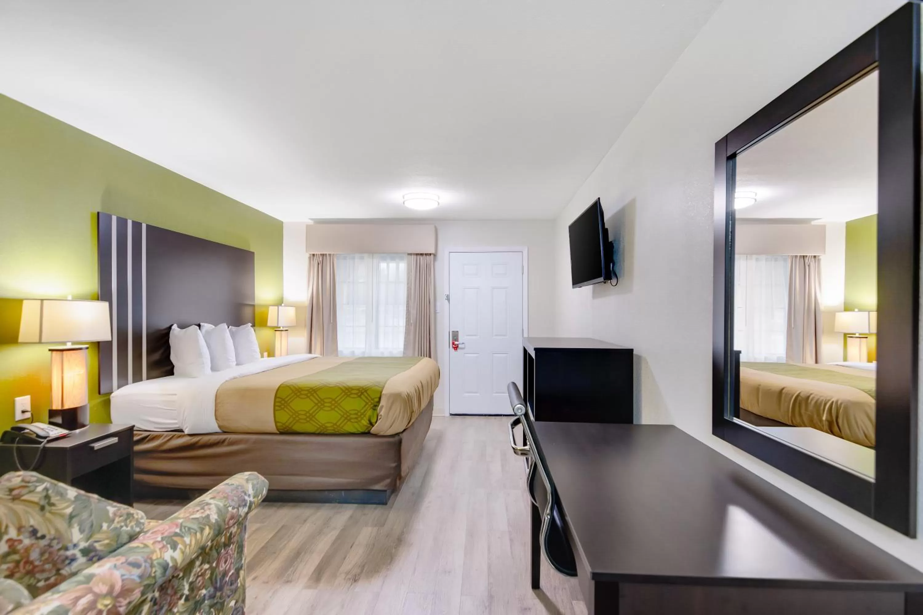 Photo of the whole room, Bed in Super 8 by Wyndham Palestine TX