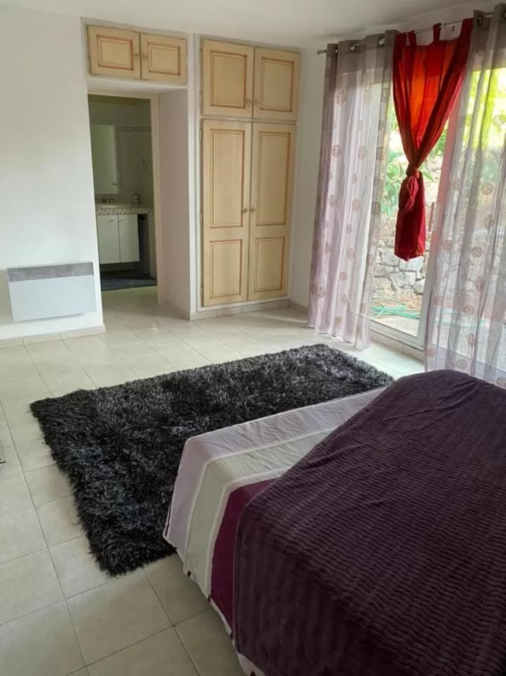 Bed in Chambre spacieuse indépendante dans villa plus parking privée