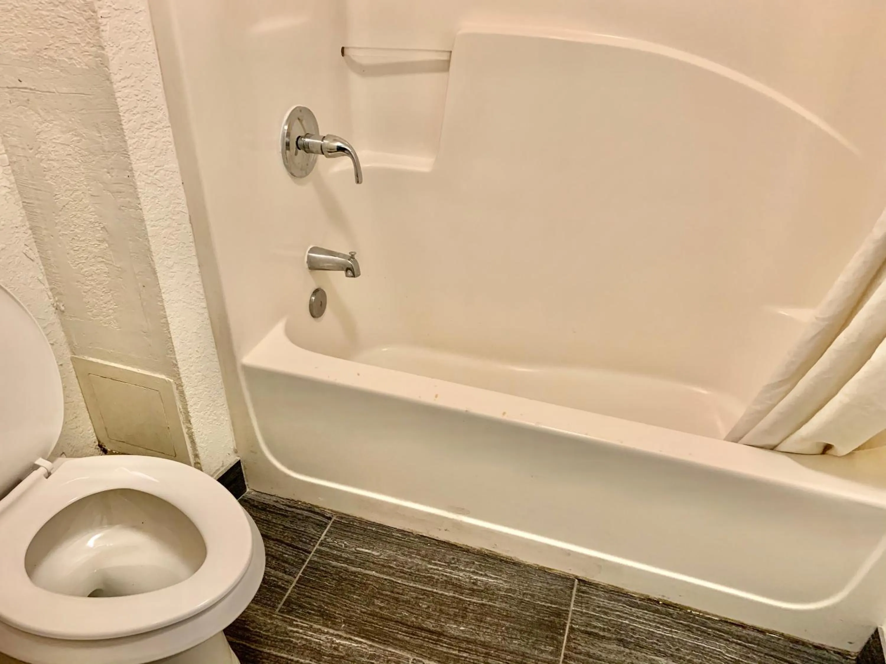 Bathroom in Travelodge Suites by Wyndham MacClenny I-10