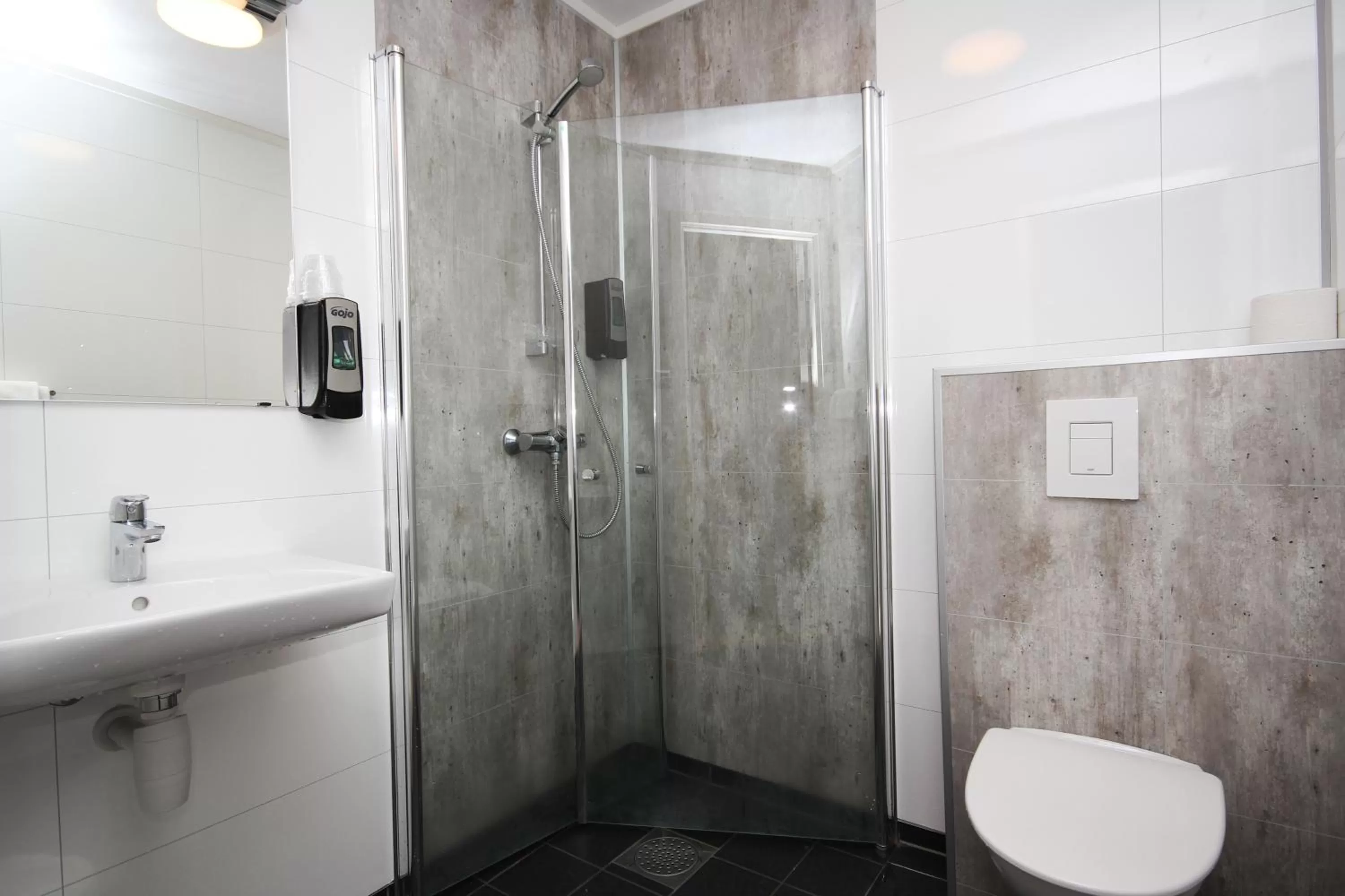 Bathroom in Napoli Resturant & Hotell AS