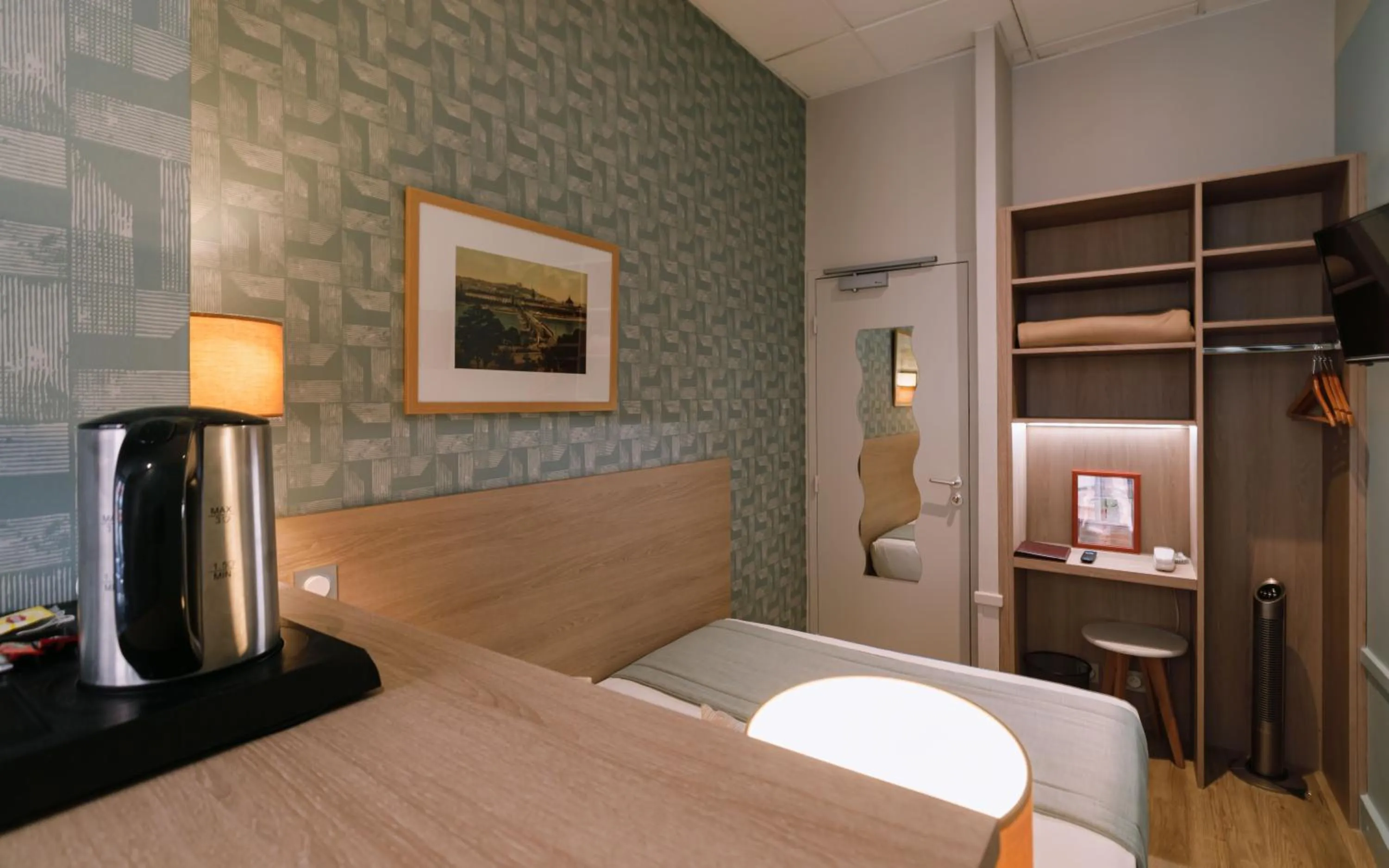 Photo of the whole room, Bed in Hôtel du Dauphin