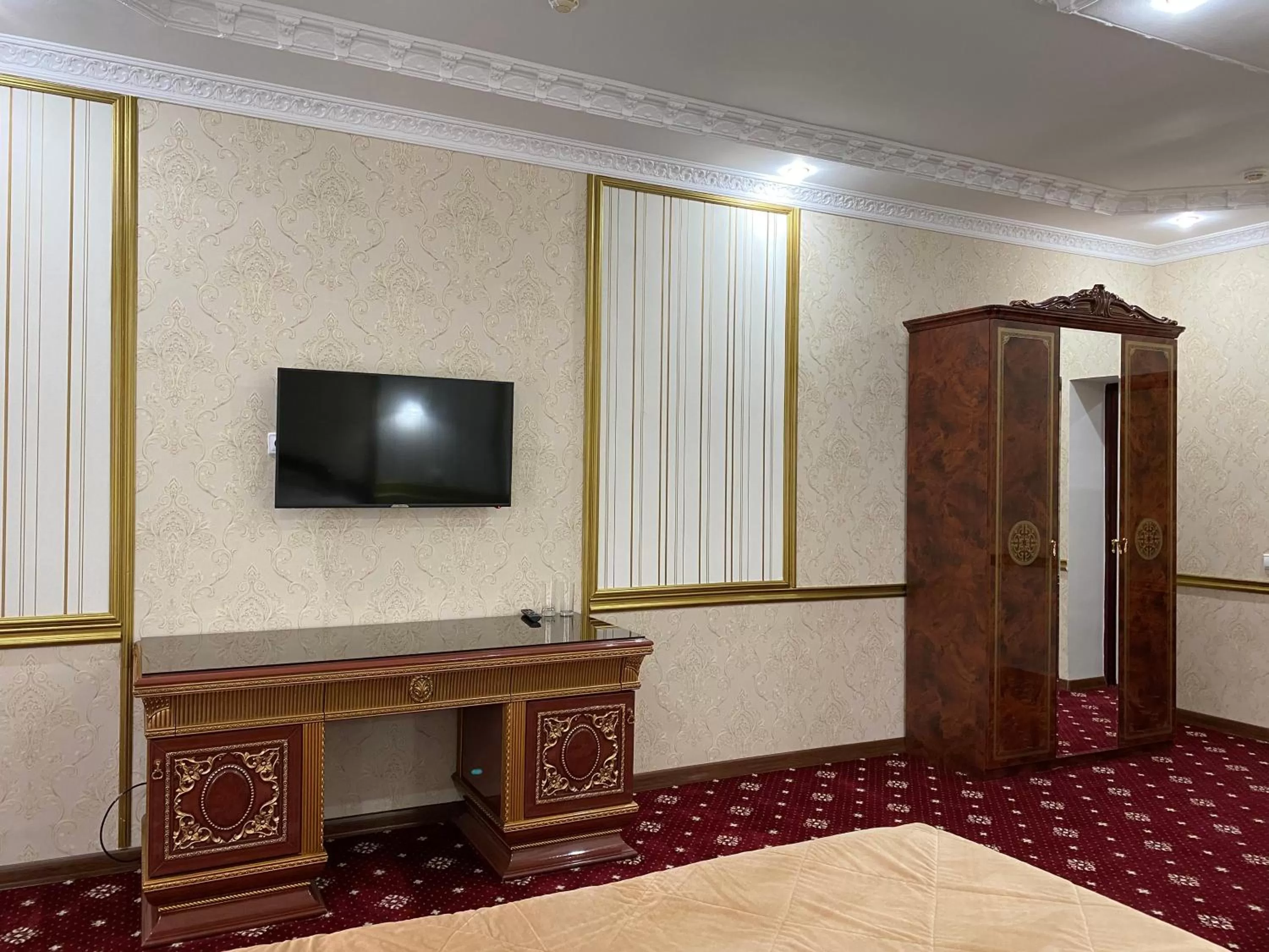 Communal lounge/ TV room, TV/Entertainment Center in Lion Hotel