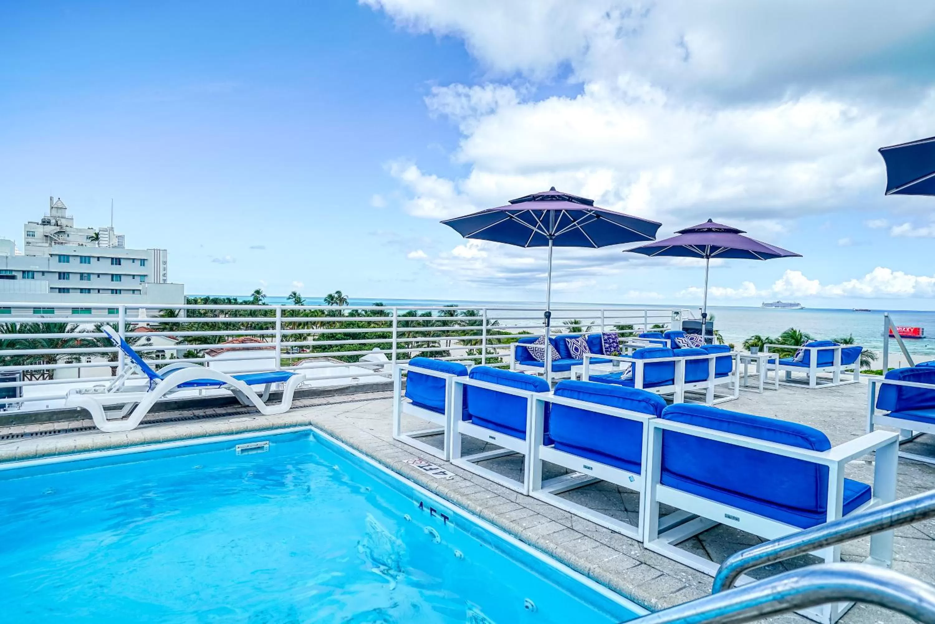 Swimming pool in Deluxe apartments at the Congress