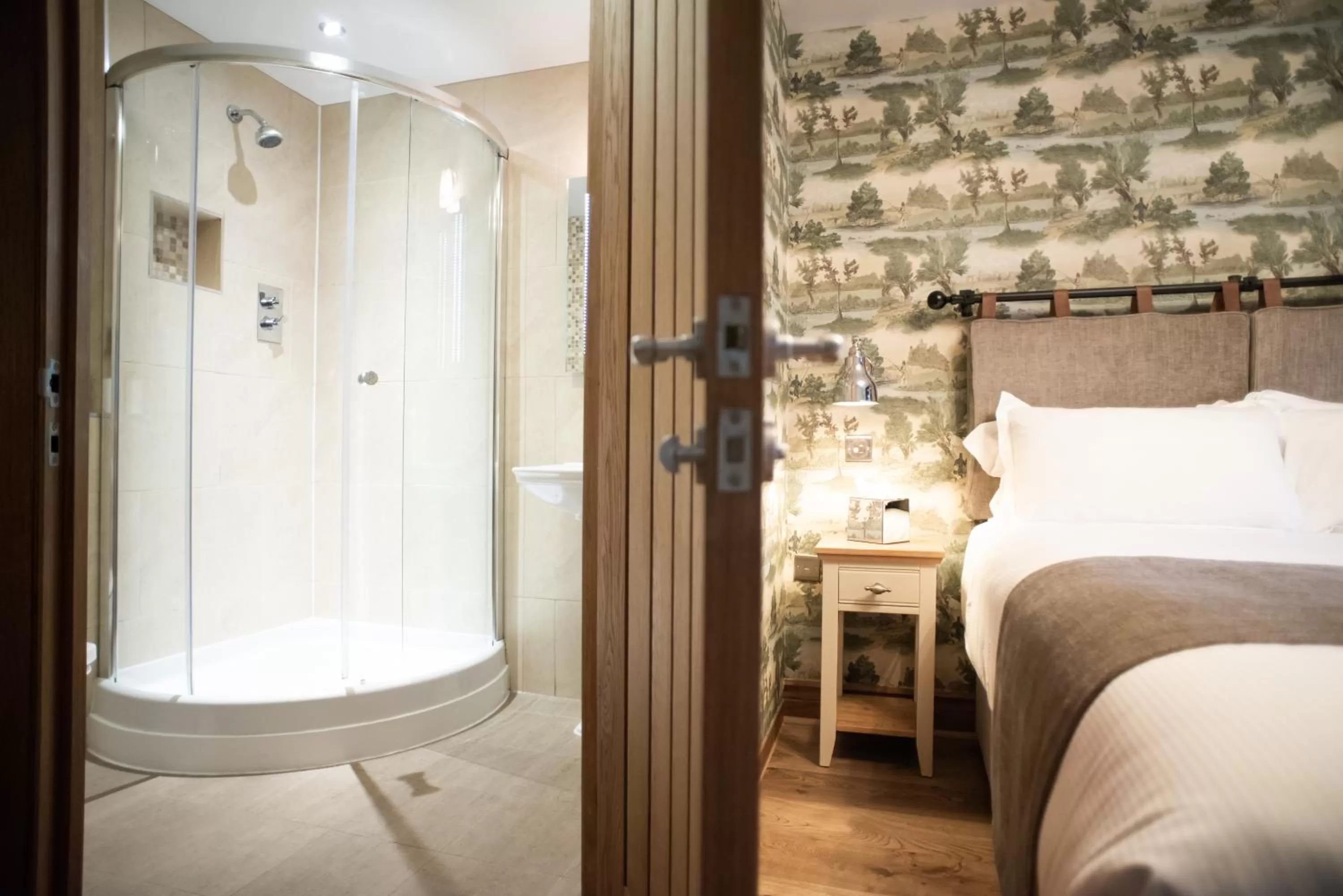 Bed in Cromwell Arms Country Pub with Rooms