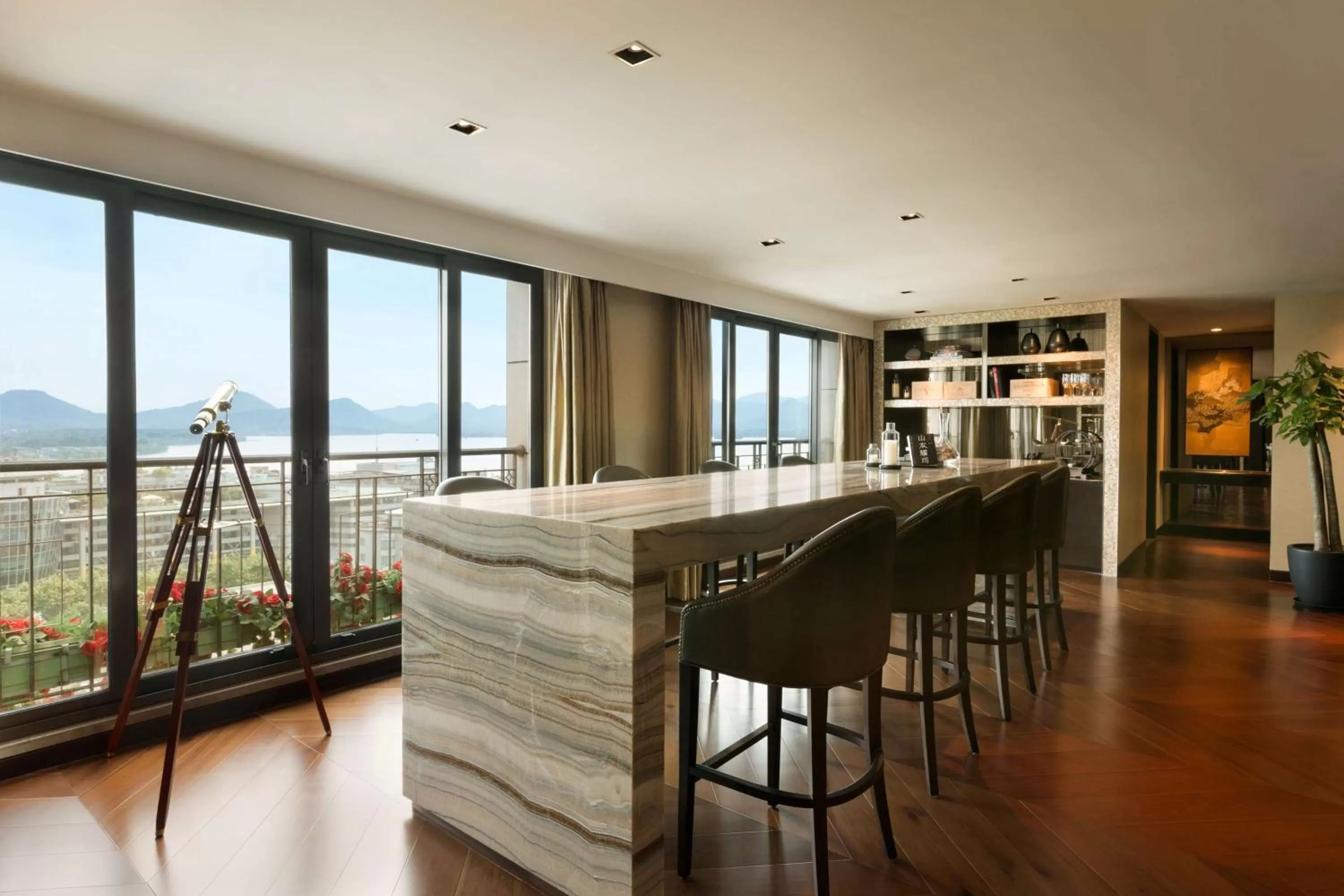 Lounge or bar in Midtown Shangri-La, Hangzhou