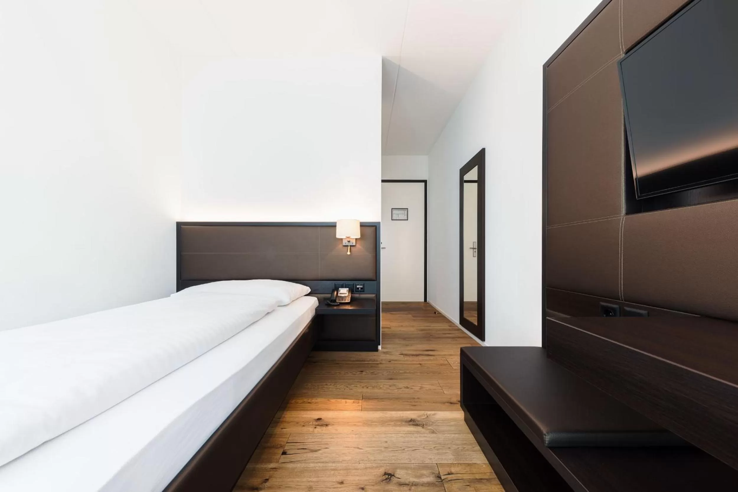 Communal lounge/ TV room, Bed in Hotel kommod