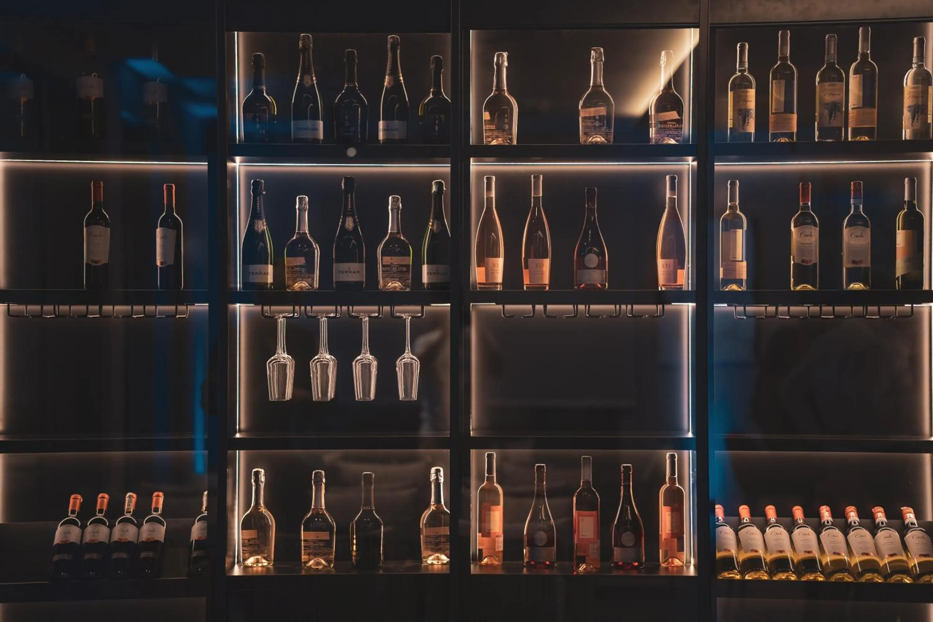 Restaurant/places to eat in Royal Blue Resort & Residences