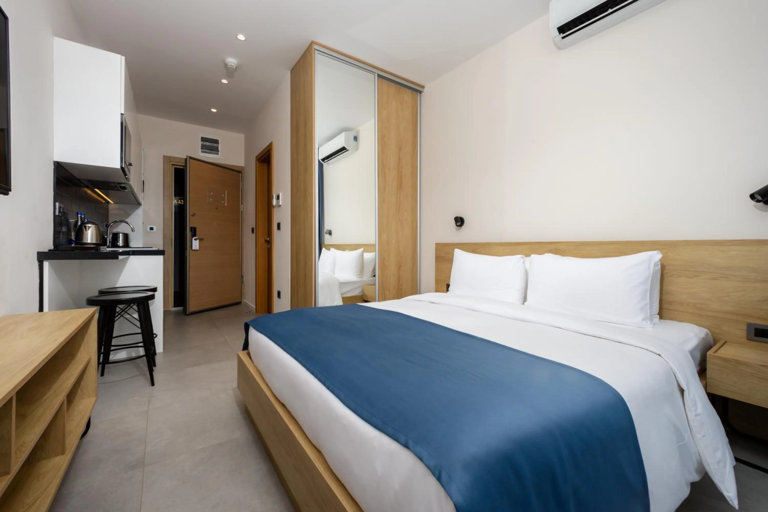 TV and multimedia, Bed in Royal Blue Resort & Residences