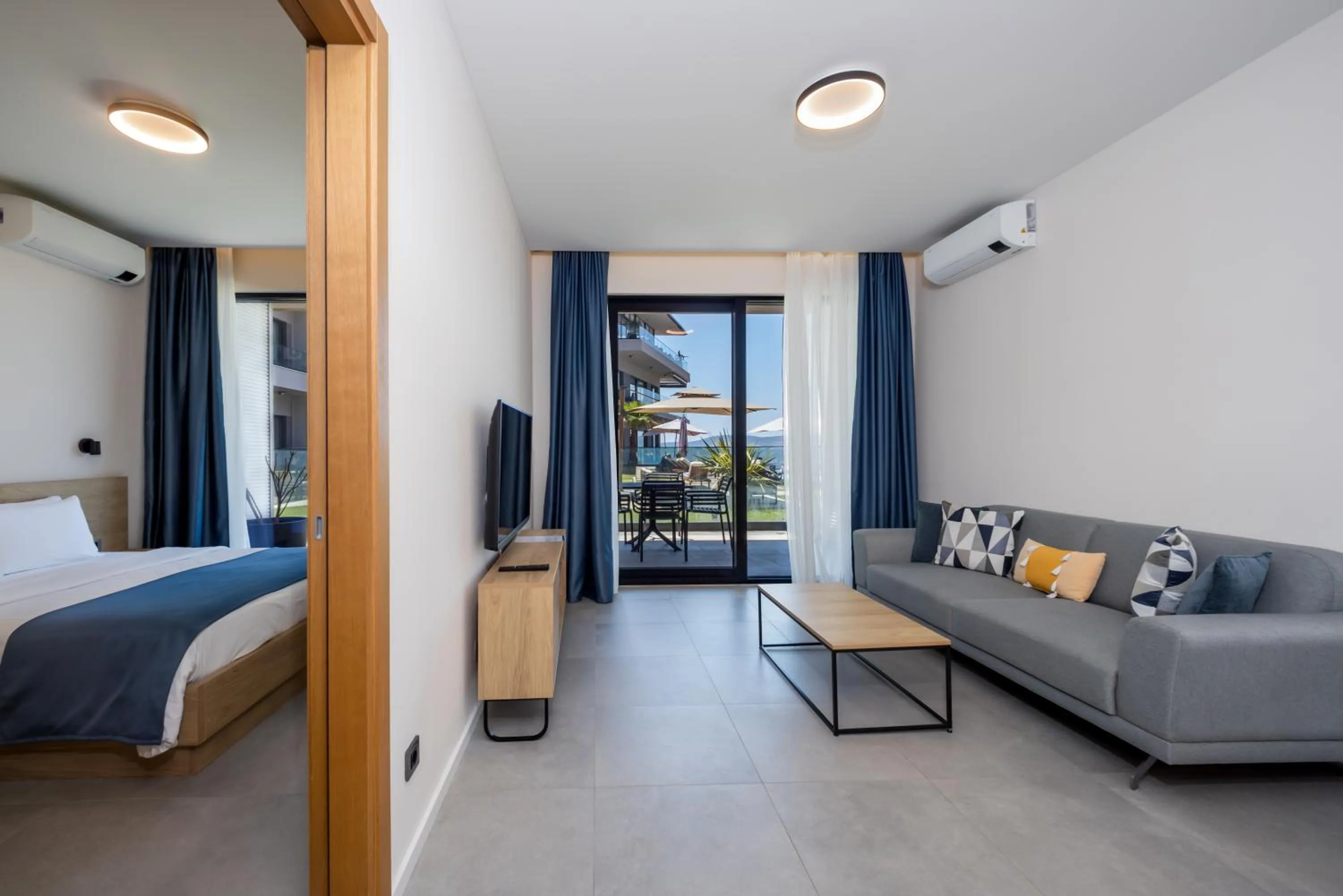 TV and multimedia, Bed in Royal Blue Resort & Residences