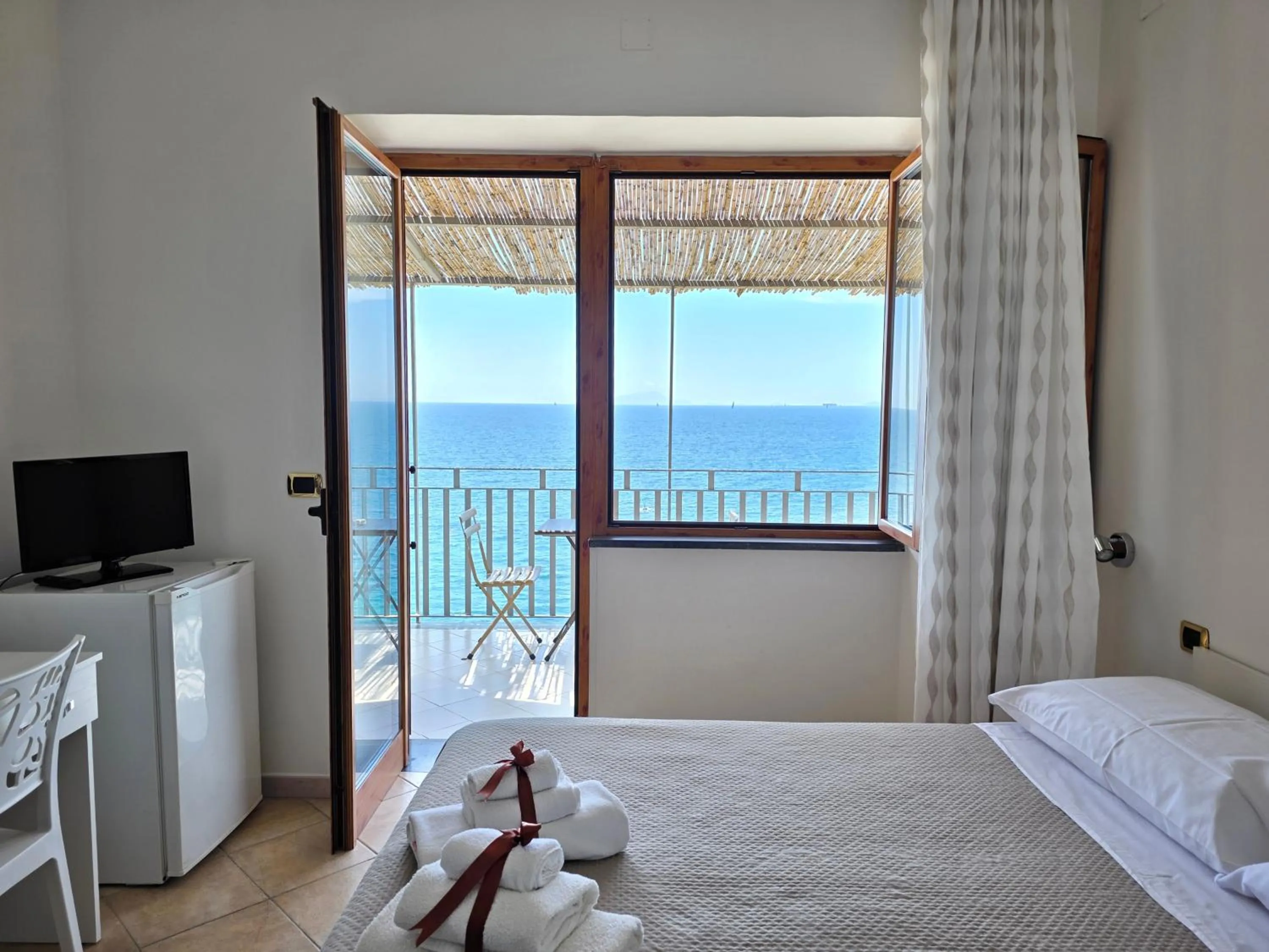 Communal lounge/ TV room, Bed in Oasi Relais