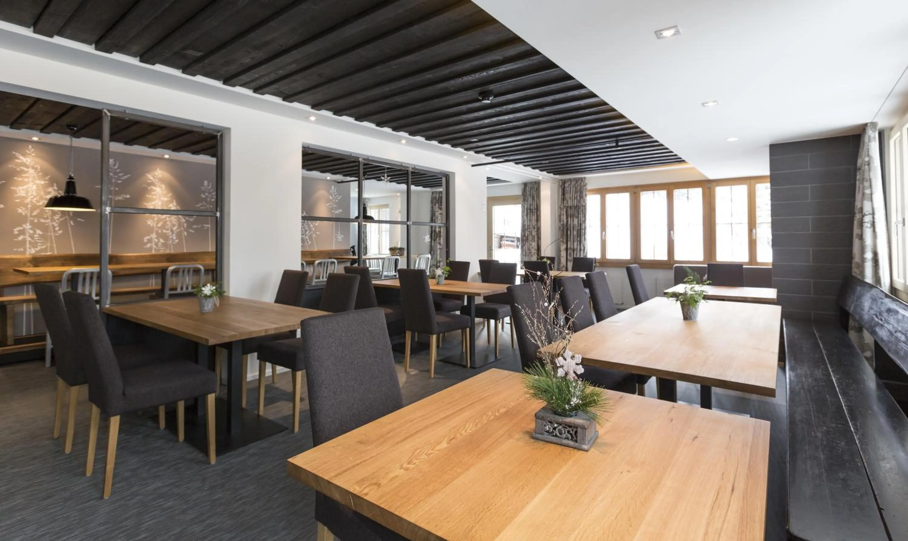Restaurant/places to eat in Le Petit Relais
