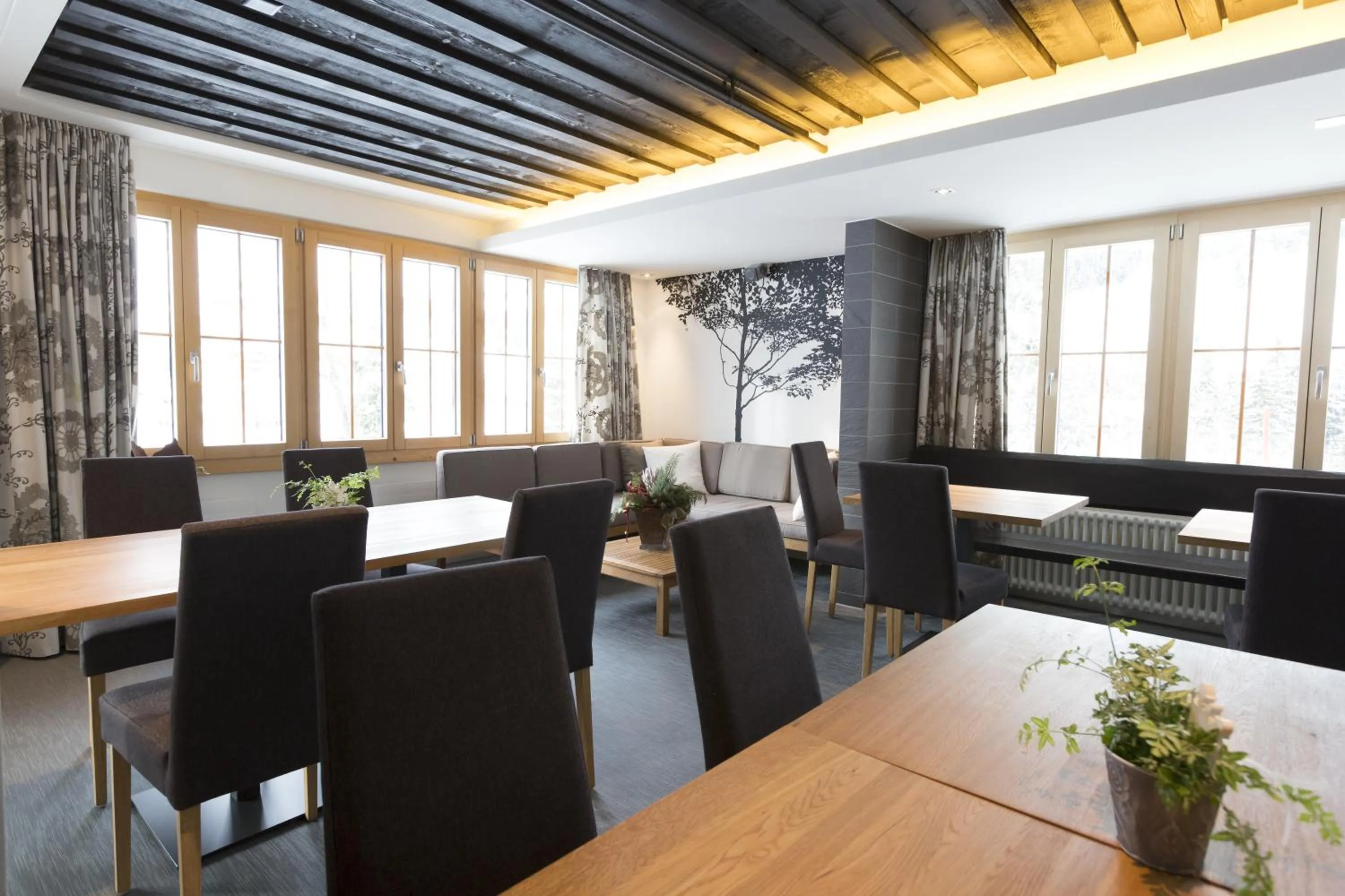 Restaurant/places to eat in Le Petit Relais