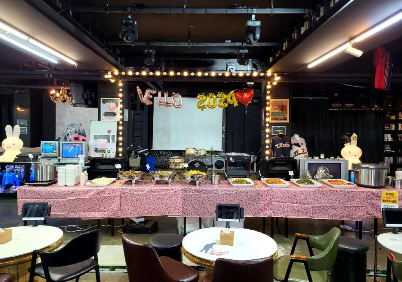 Restaurant/places to eat in Woomigwan Hotel