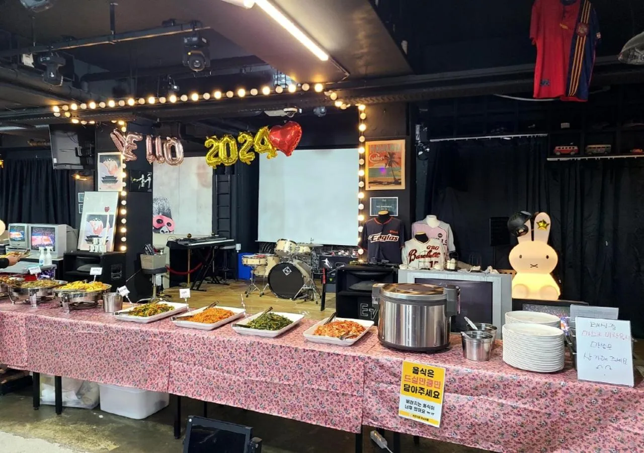 Restaurant/places to eat in Woomigwan Hotel