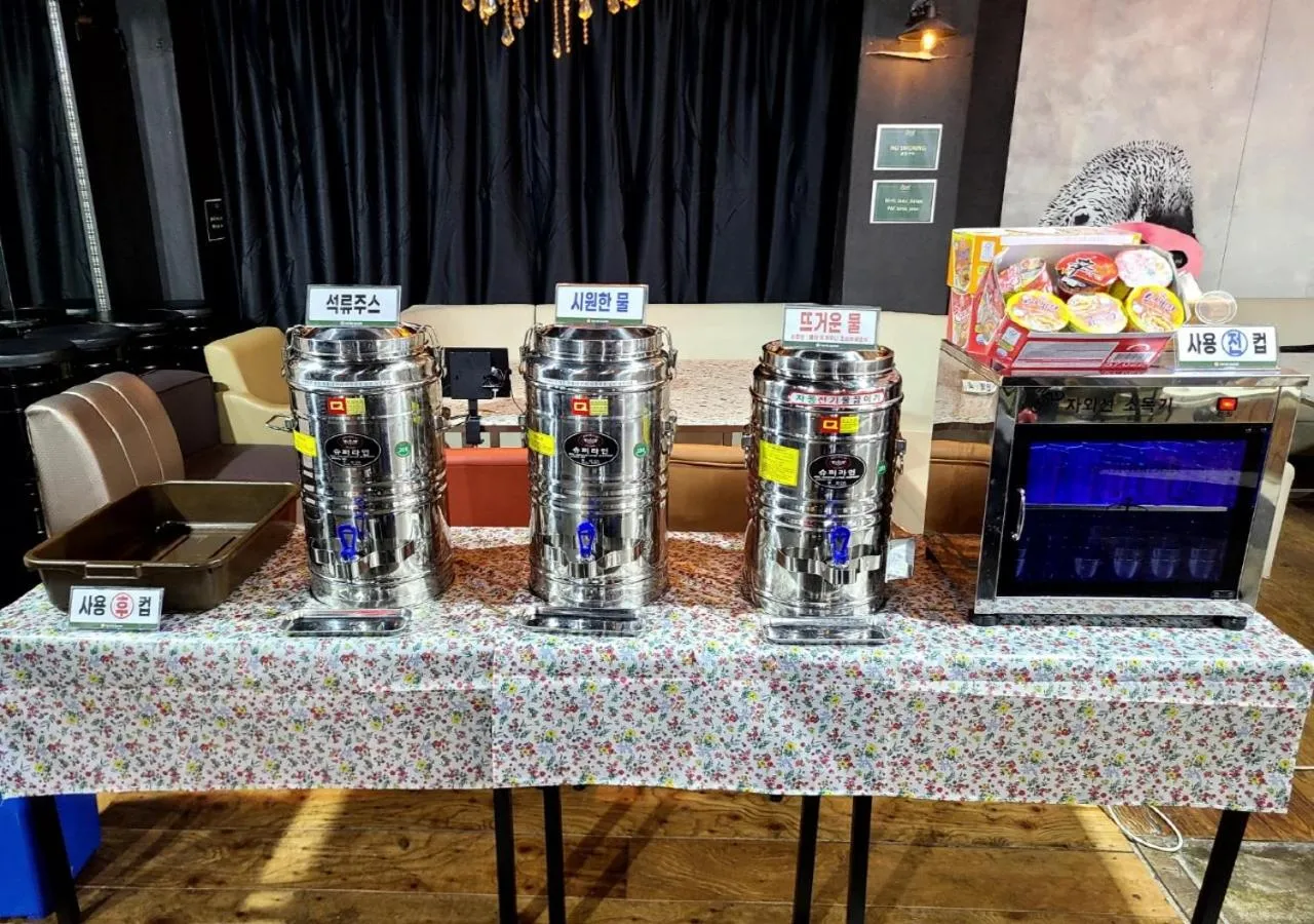 Restaurant/places to eat in Woomigwan Hotel