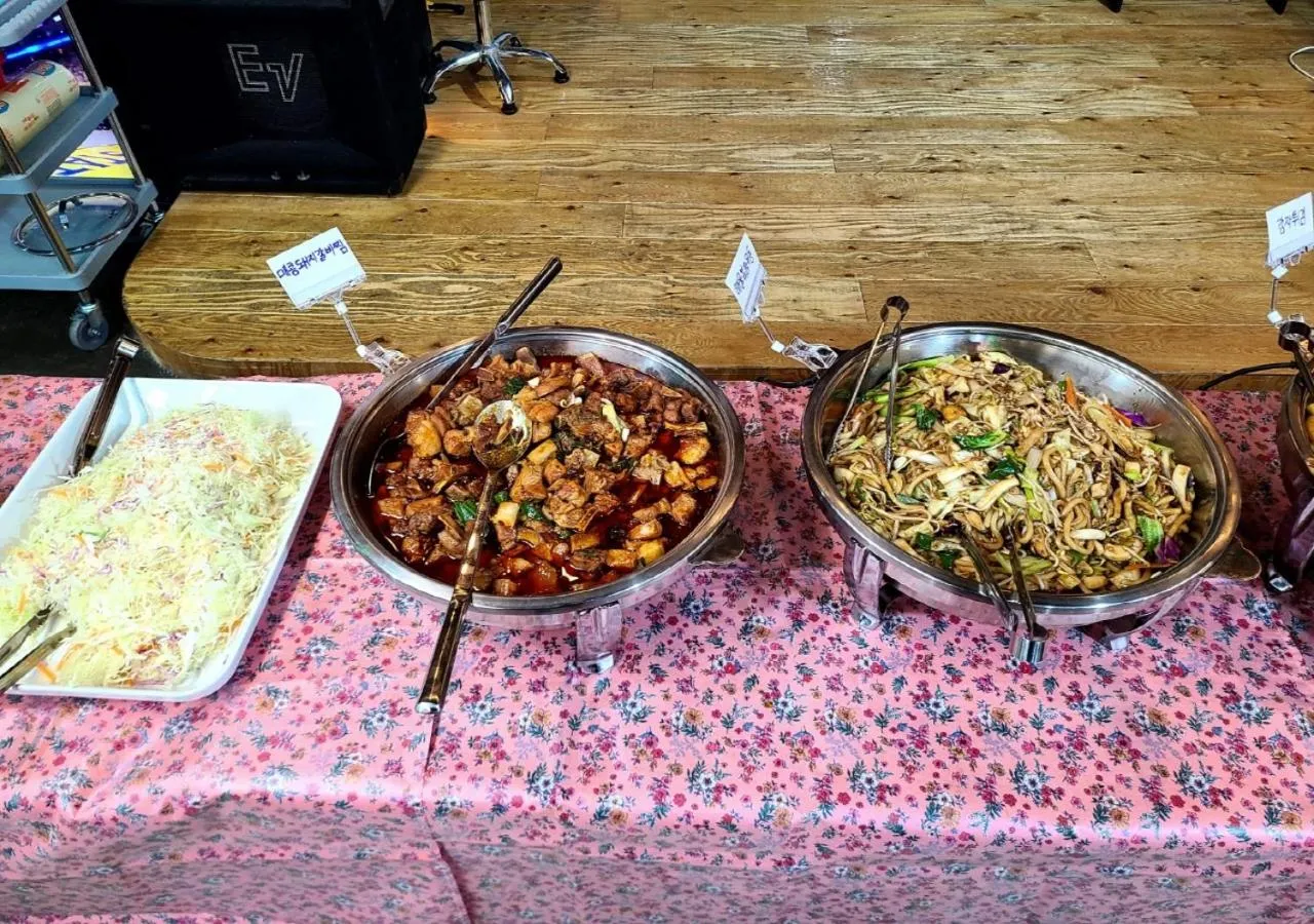 Restaurant/places to eat in Woomigwan Hotel