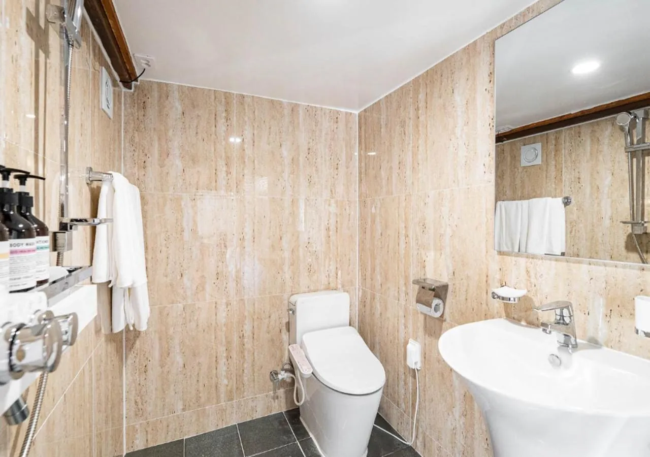 Toilet in Woomigwan Hotel