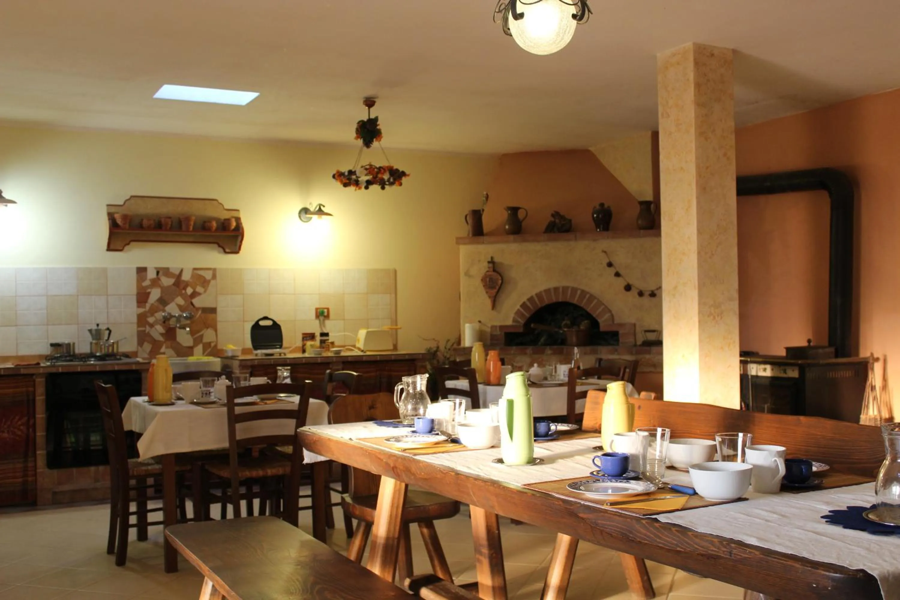 Communal lounge/ TV room in Segni e Impronta