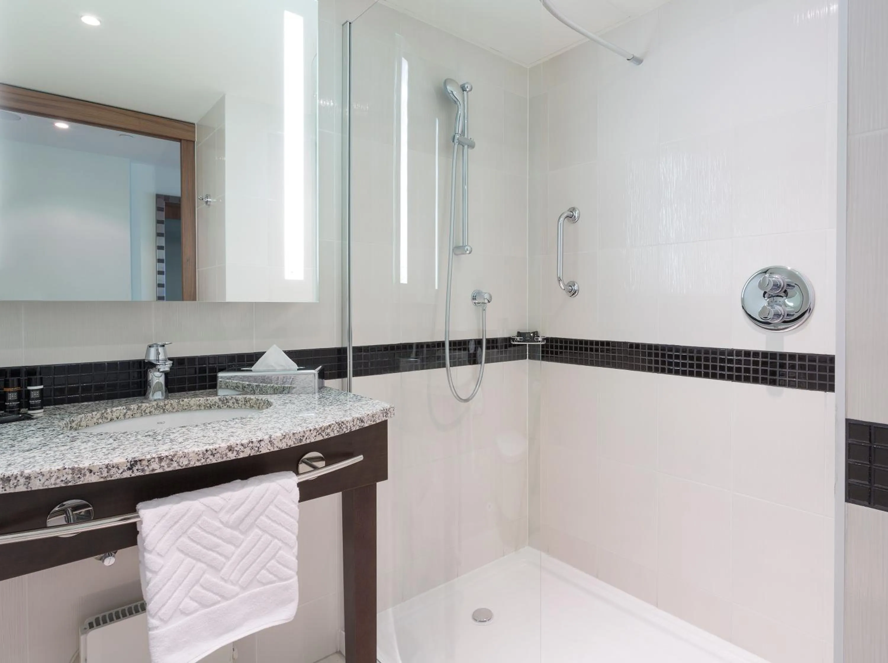 Bathroom in Hampton by Hilton Warsaw City Centre