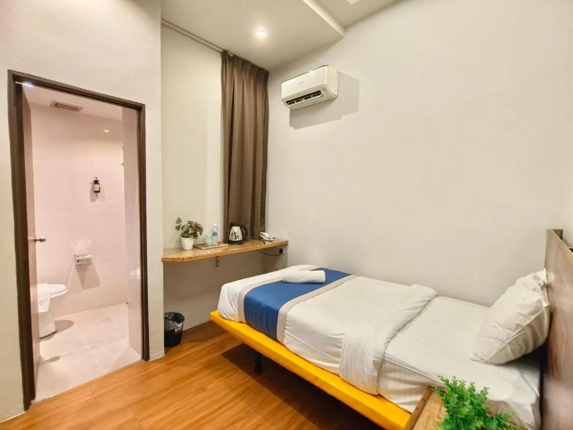 Photo of the whole room, Bed in The Riverbank Hotel By MRVJ Business