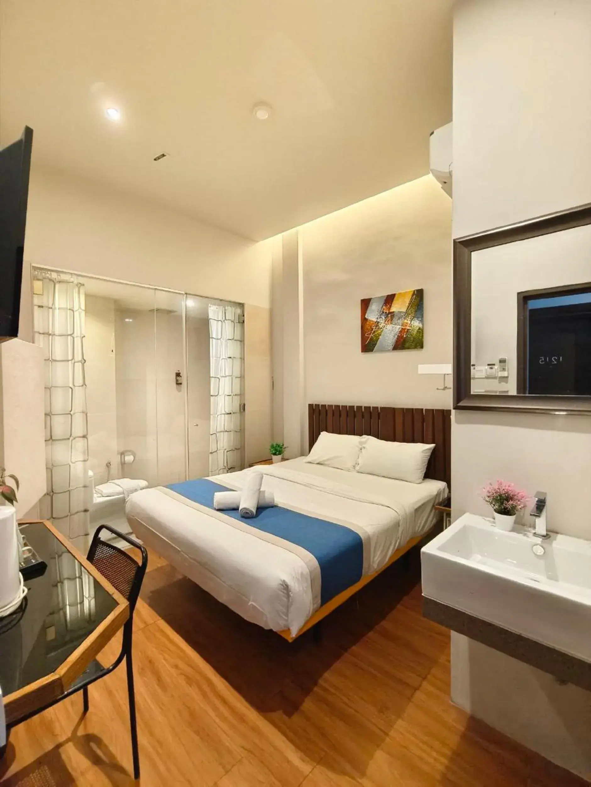 Standard Queen Room in The Riverbank Hotel By MRVJ Business Standard Queen Room in The Riverbank Hotel By MRVJ Business