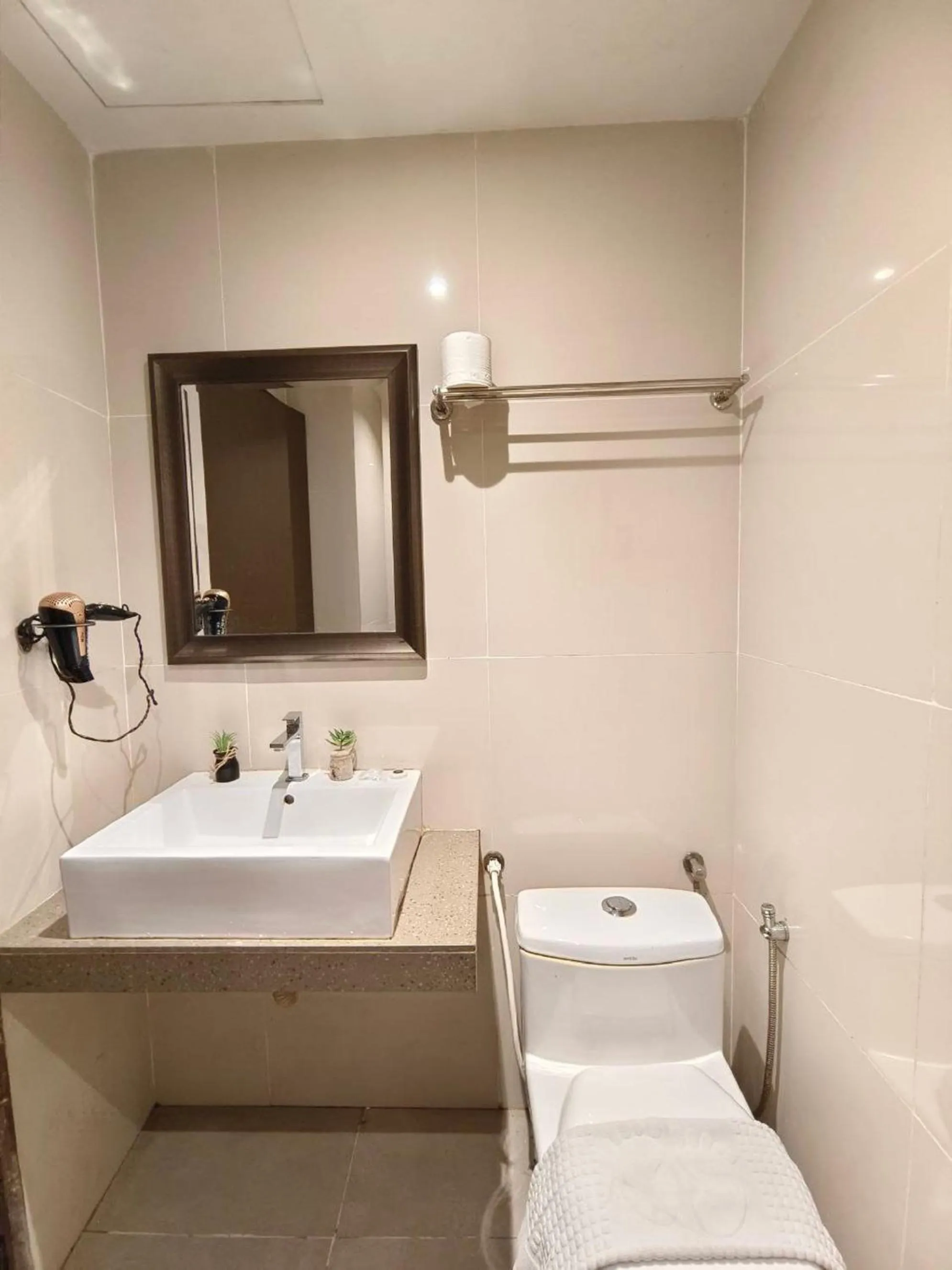 Toilet in The Riverbank Hotel By MRVJ Business