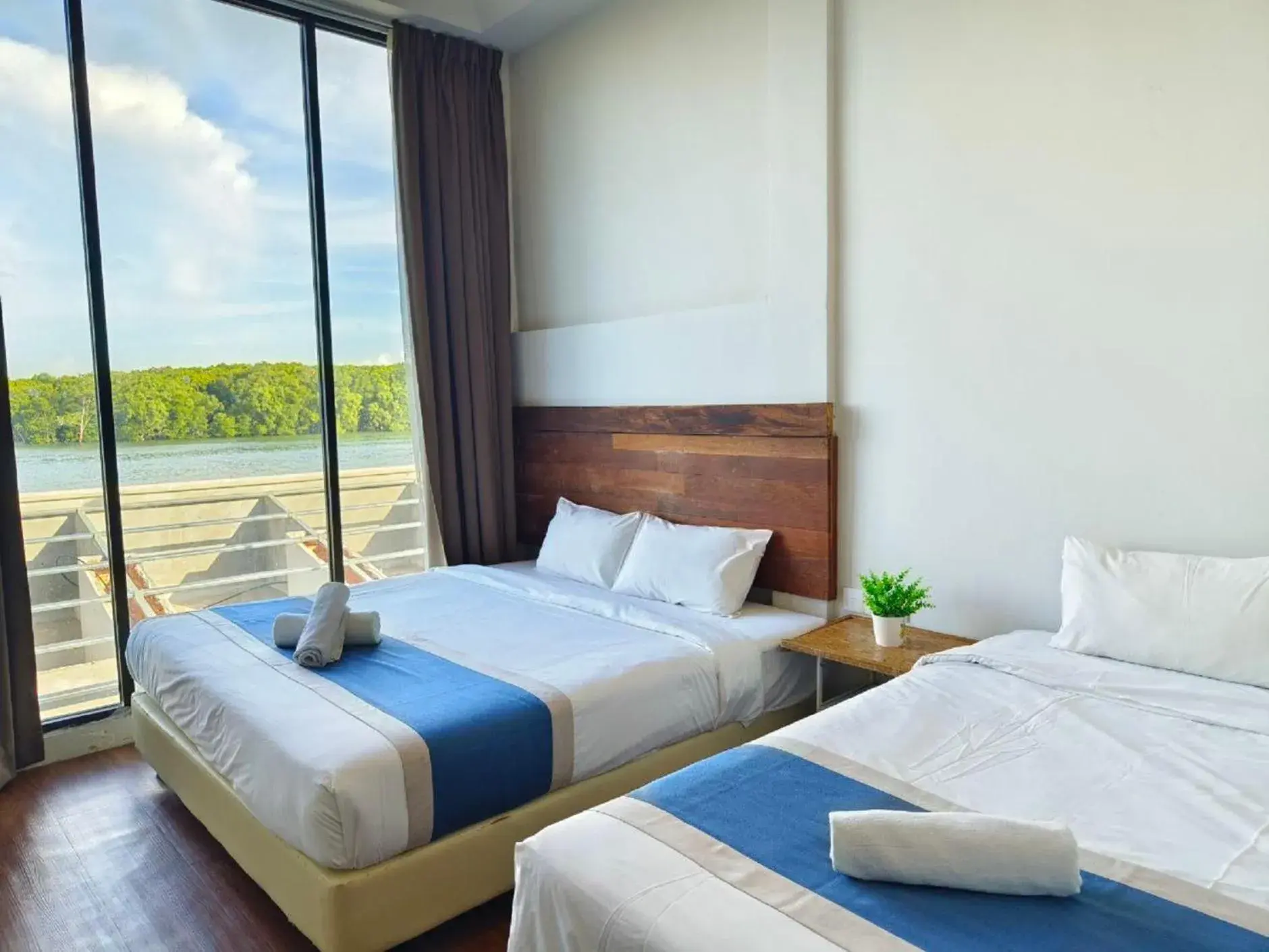 Suite with River View in The Riverbank Hotel By MRVJ Business Suite with River View in The Riverbank Hotel By MRVJ Business