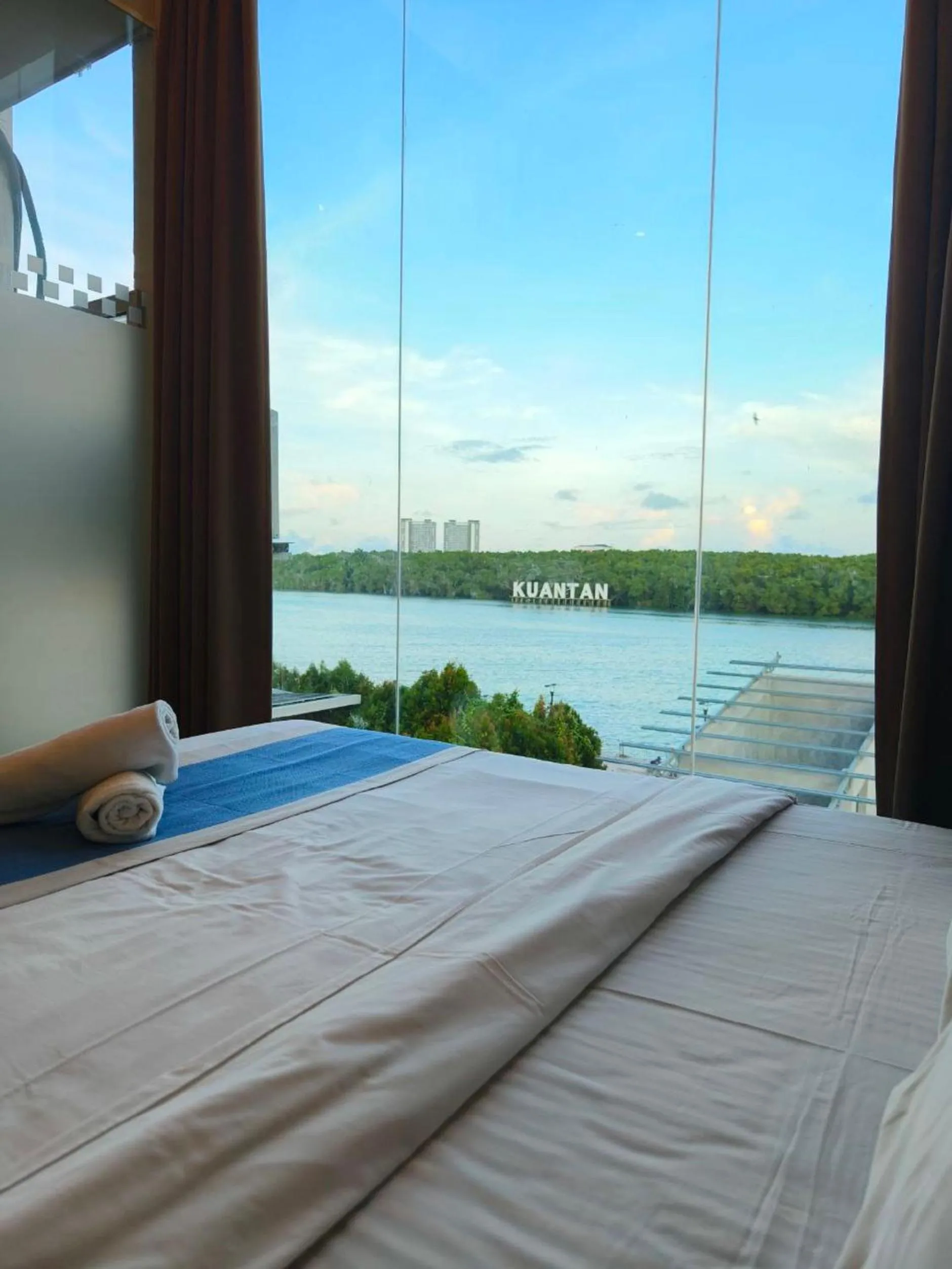 Bedroom, Bed in The Riverbank Hotel By MRVJ Business