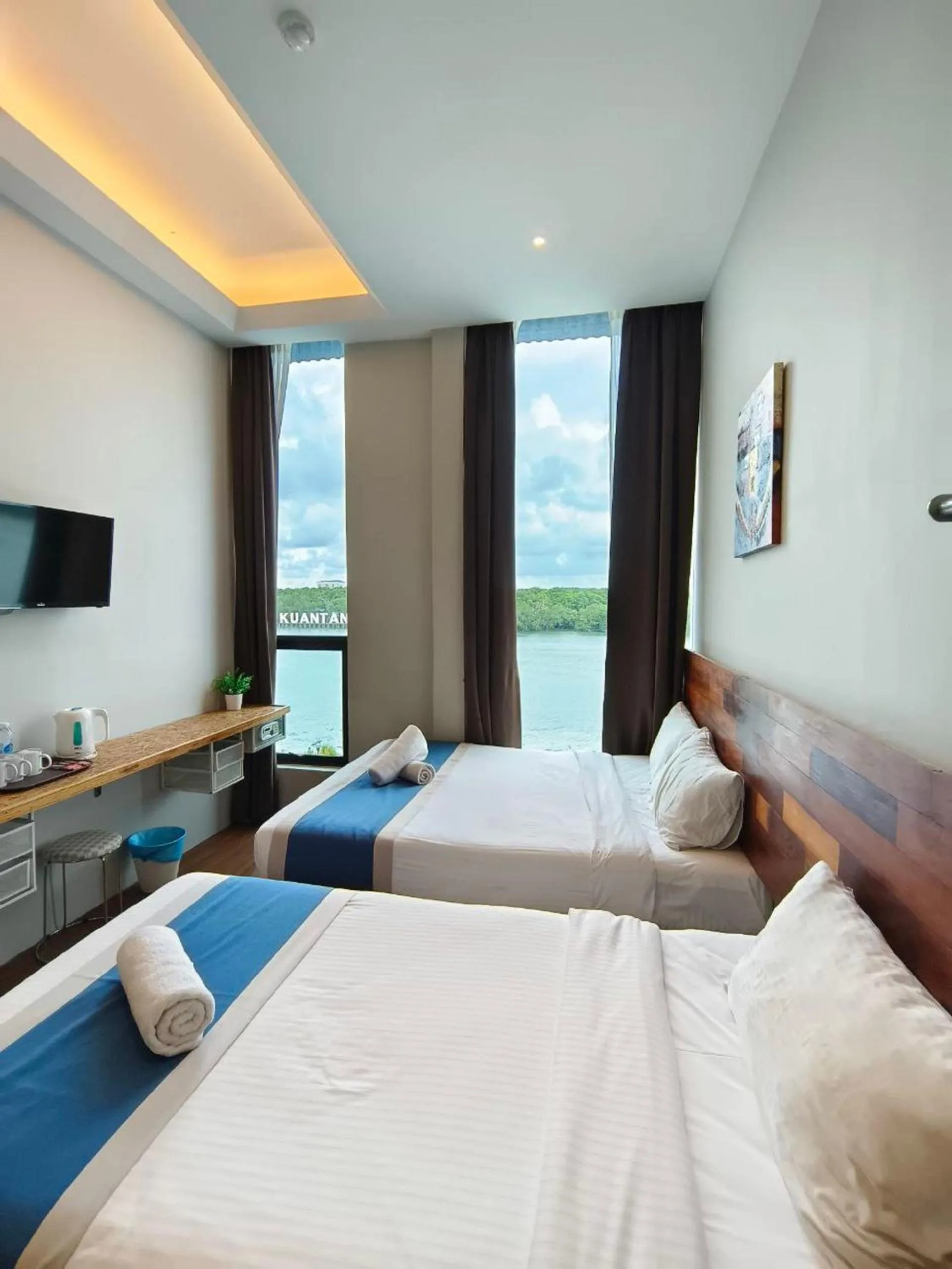 Photo of the whole room, Bed in The Riverbank Hotel By MRVJ Business