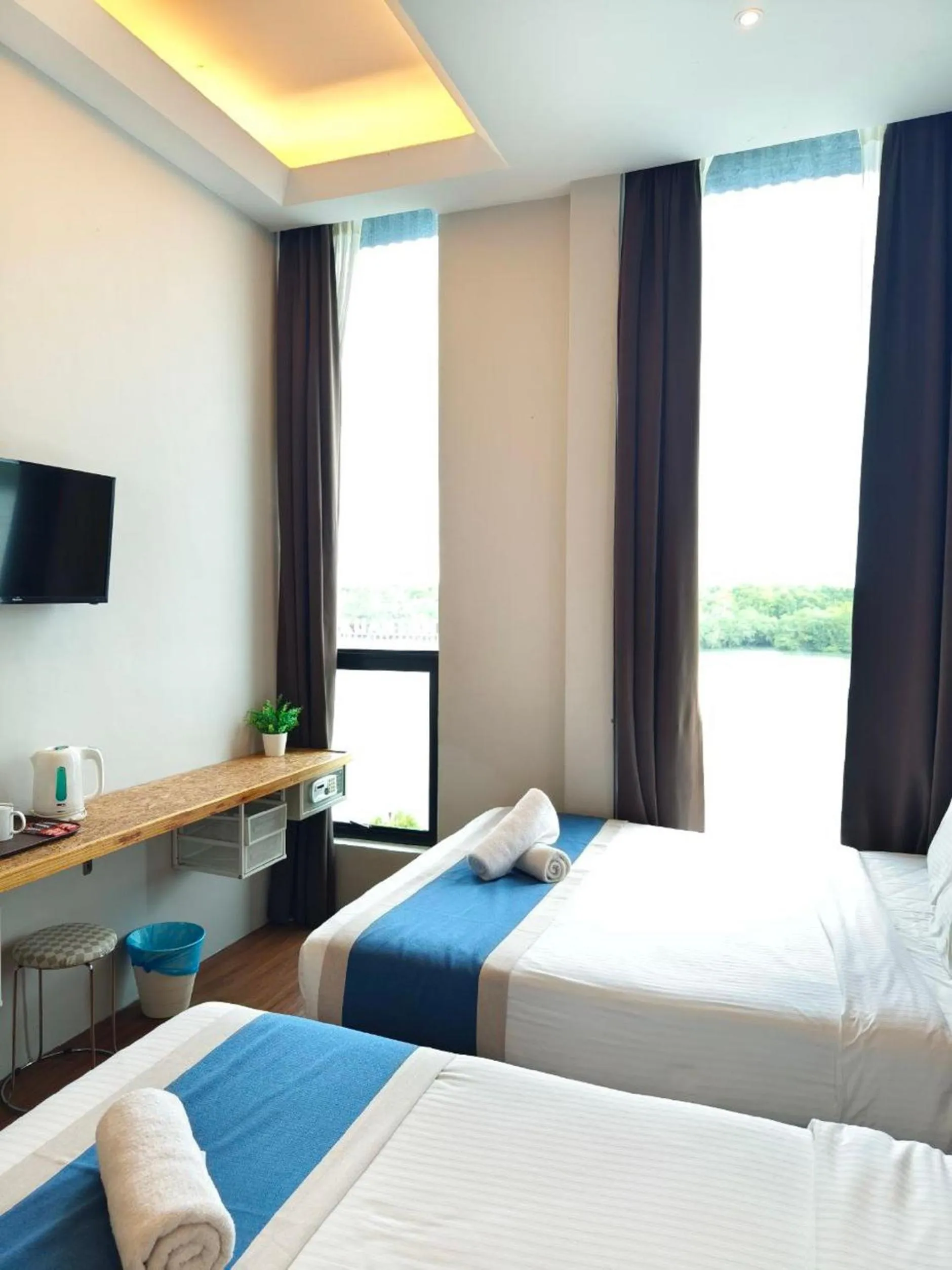 Bedroom, Bed in The Riverbank Hotel By MRVJ Business